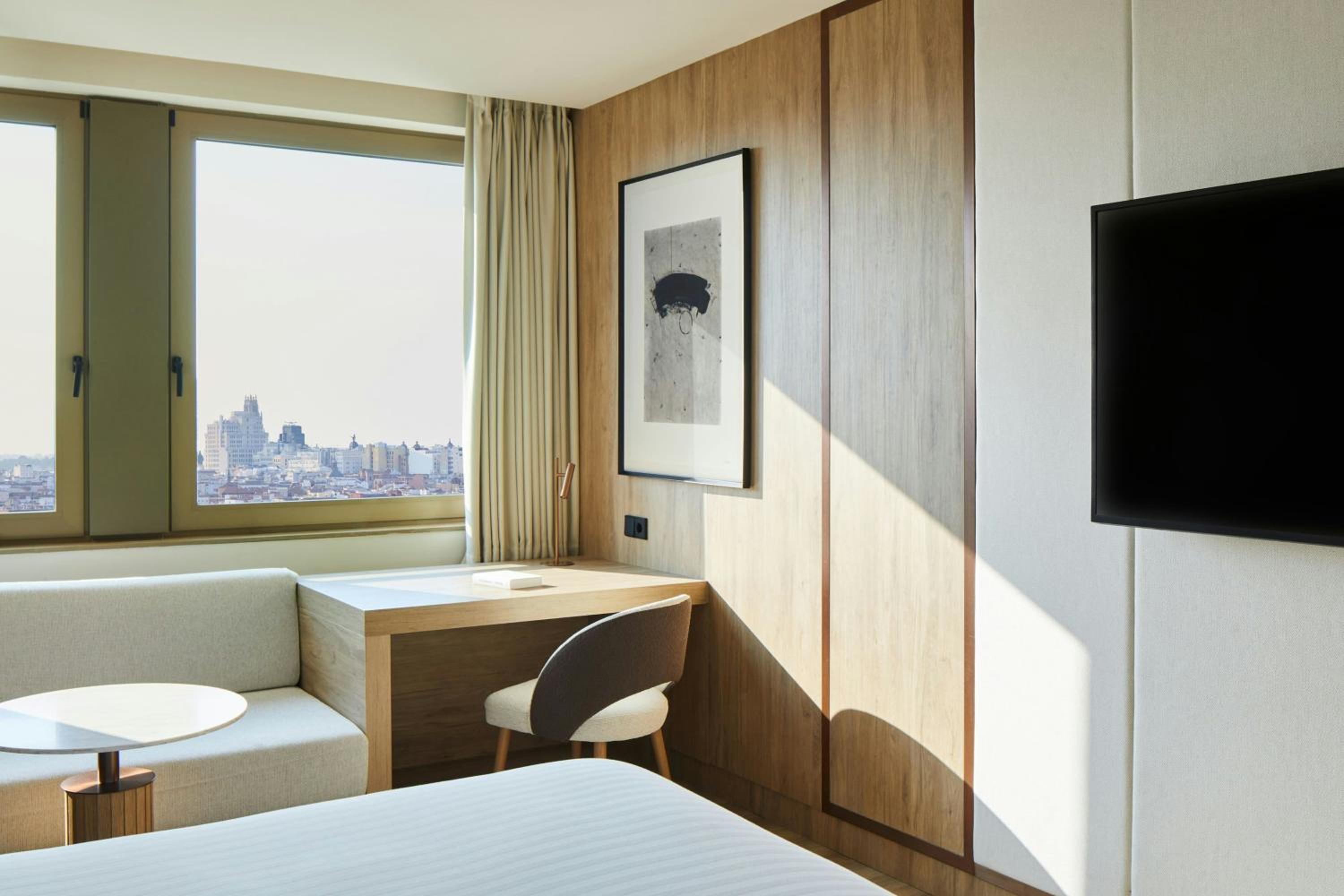Superior King Room with City View - Photo 25