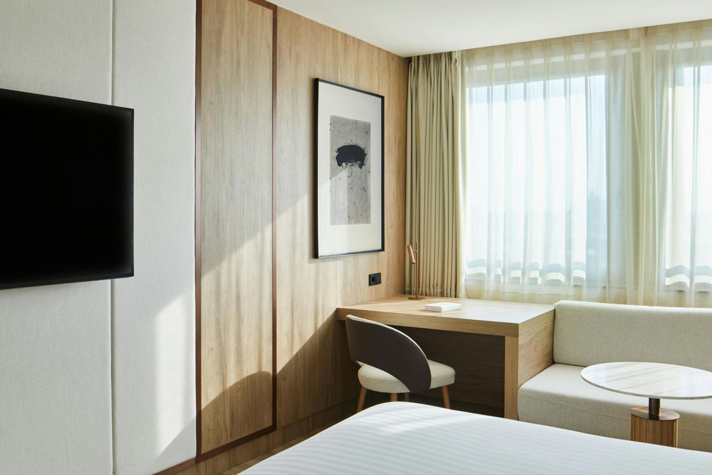 Superior King Room with City View - Photo 26