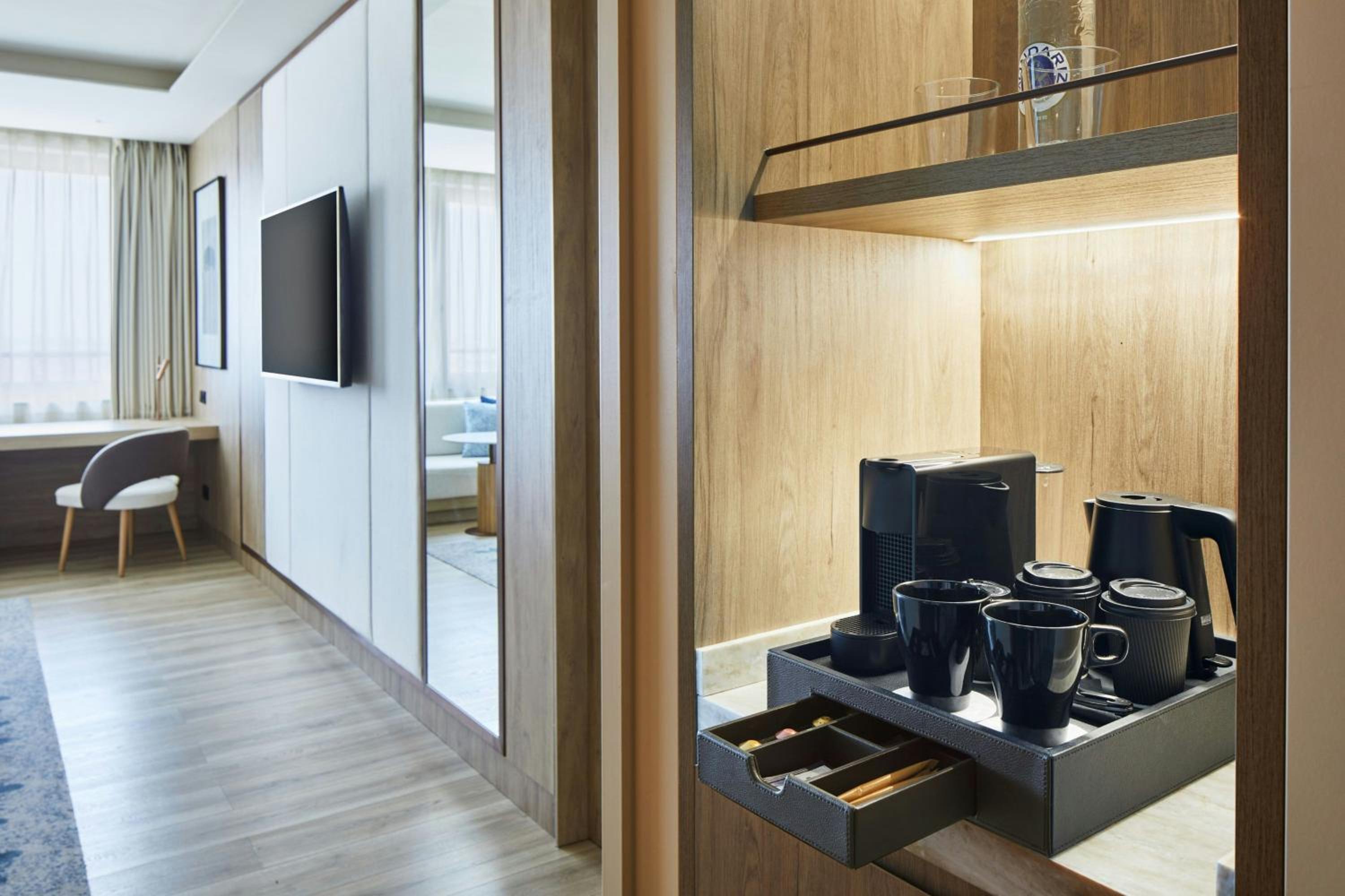 Superior King Room with City View - Photo 21