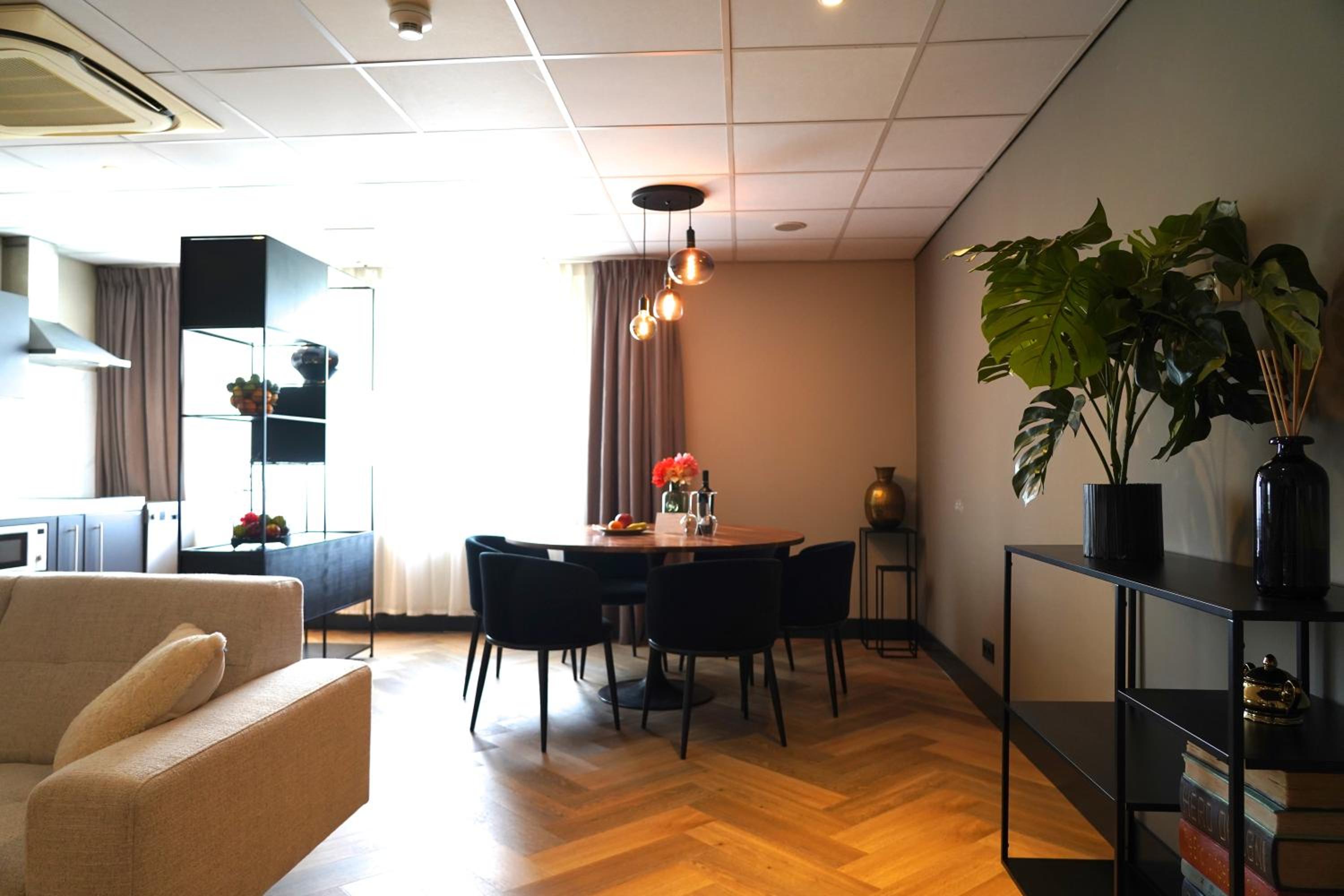 Suite - Photo 13