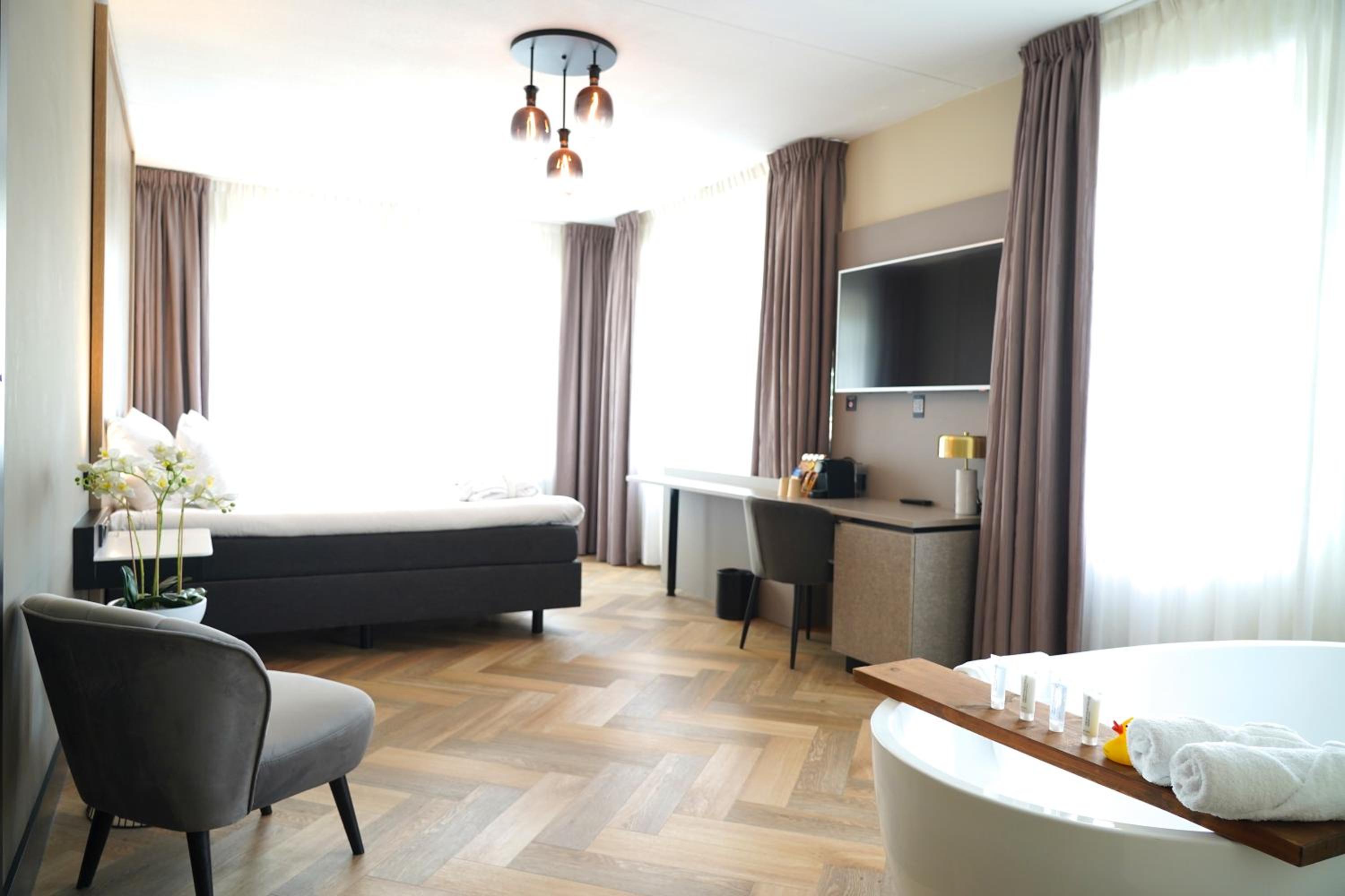 Suite - Photo 7