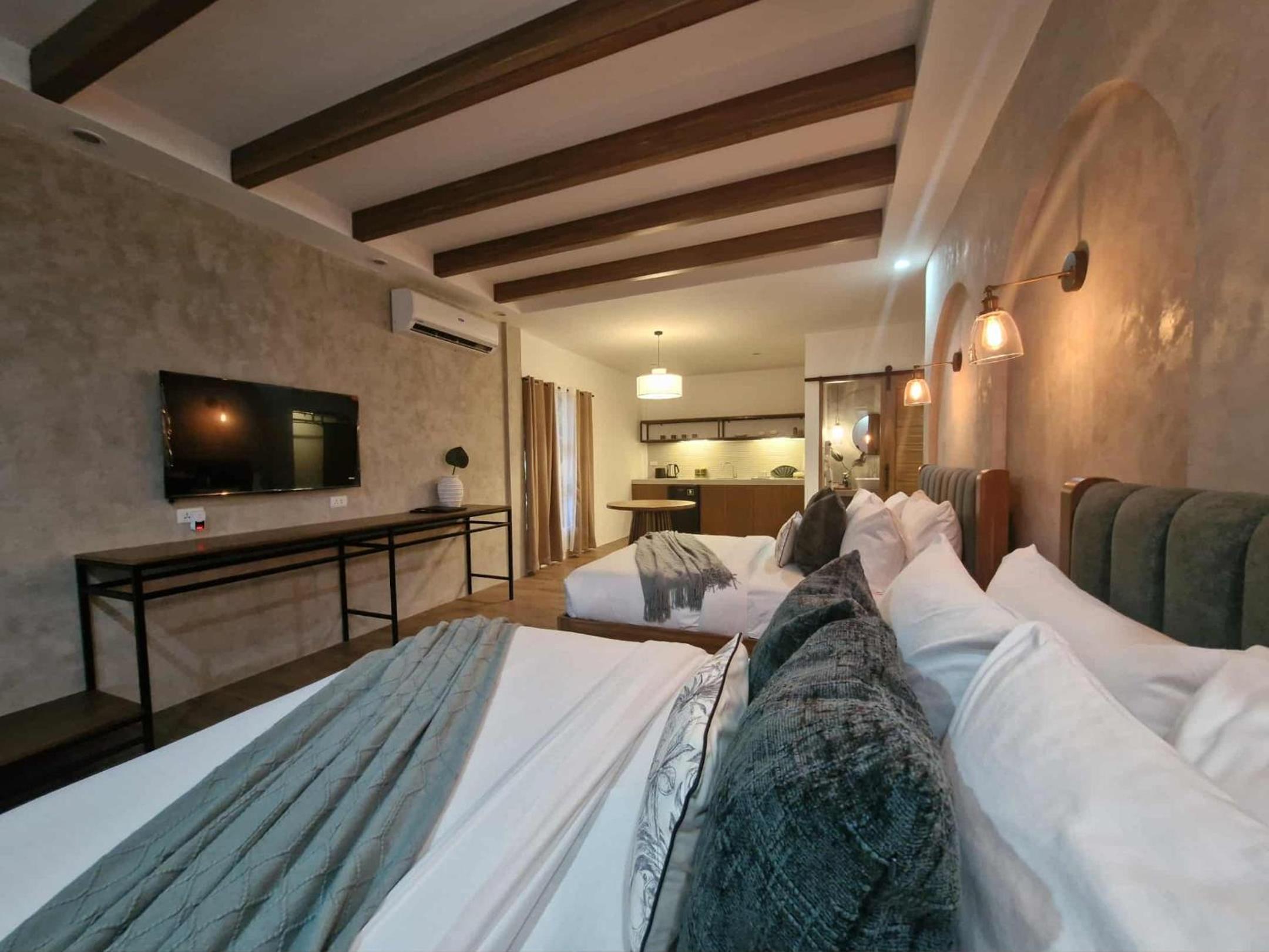 Quadruple Room - Photo 13