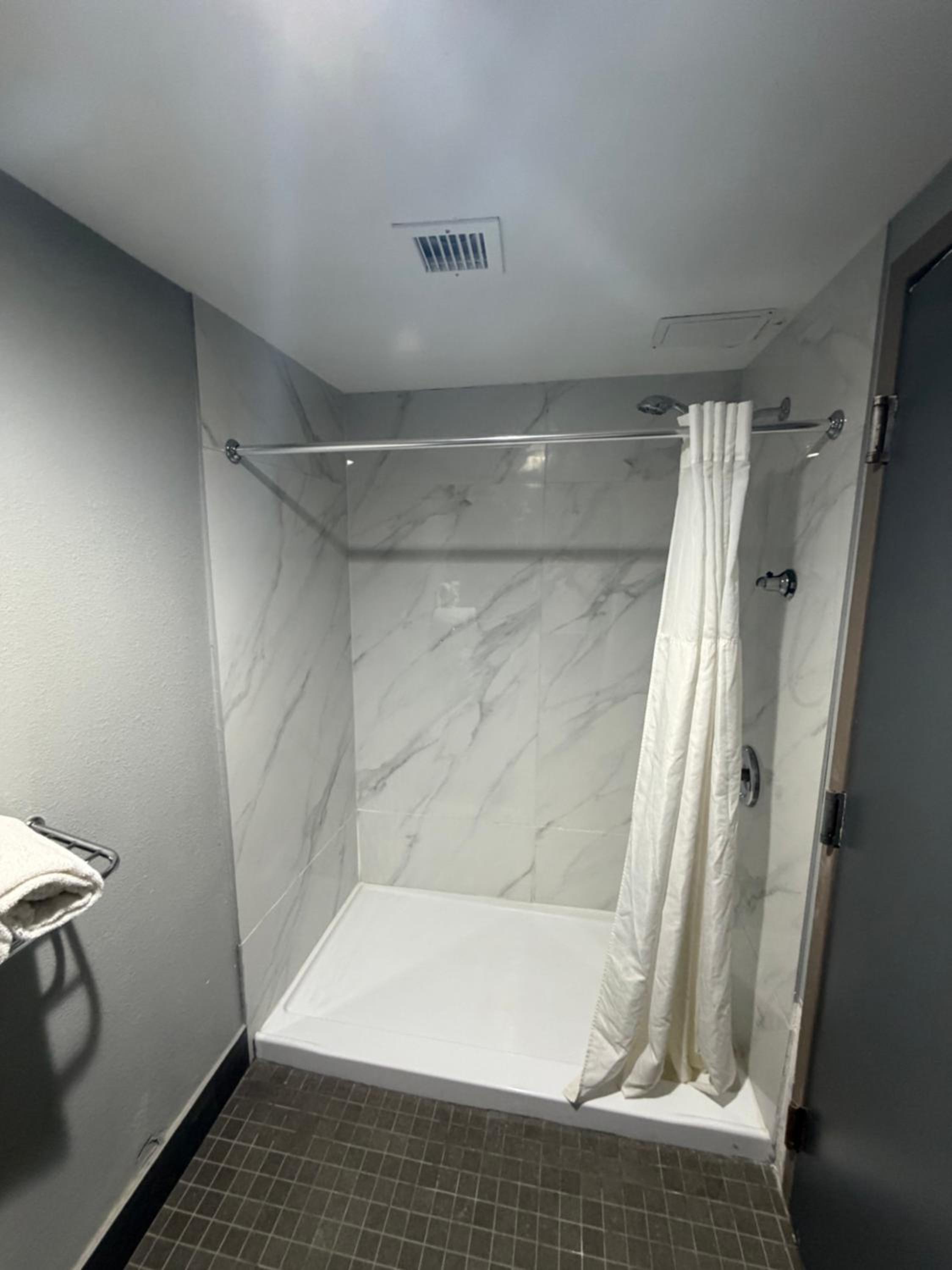 Queen Room - Disability Access photo 3