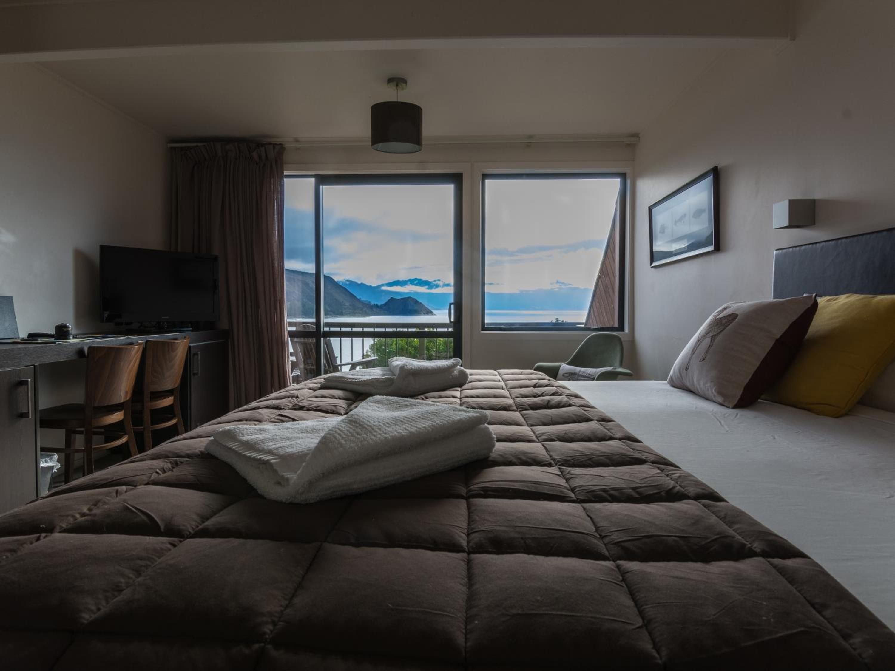 Lake View Family Hotel Room with Mezzanine and Ensuite Bathroom - Photo 11