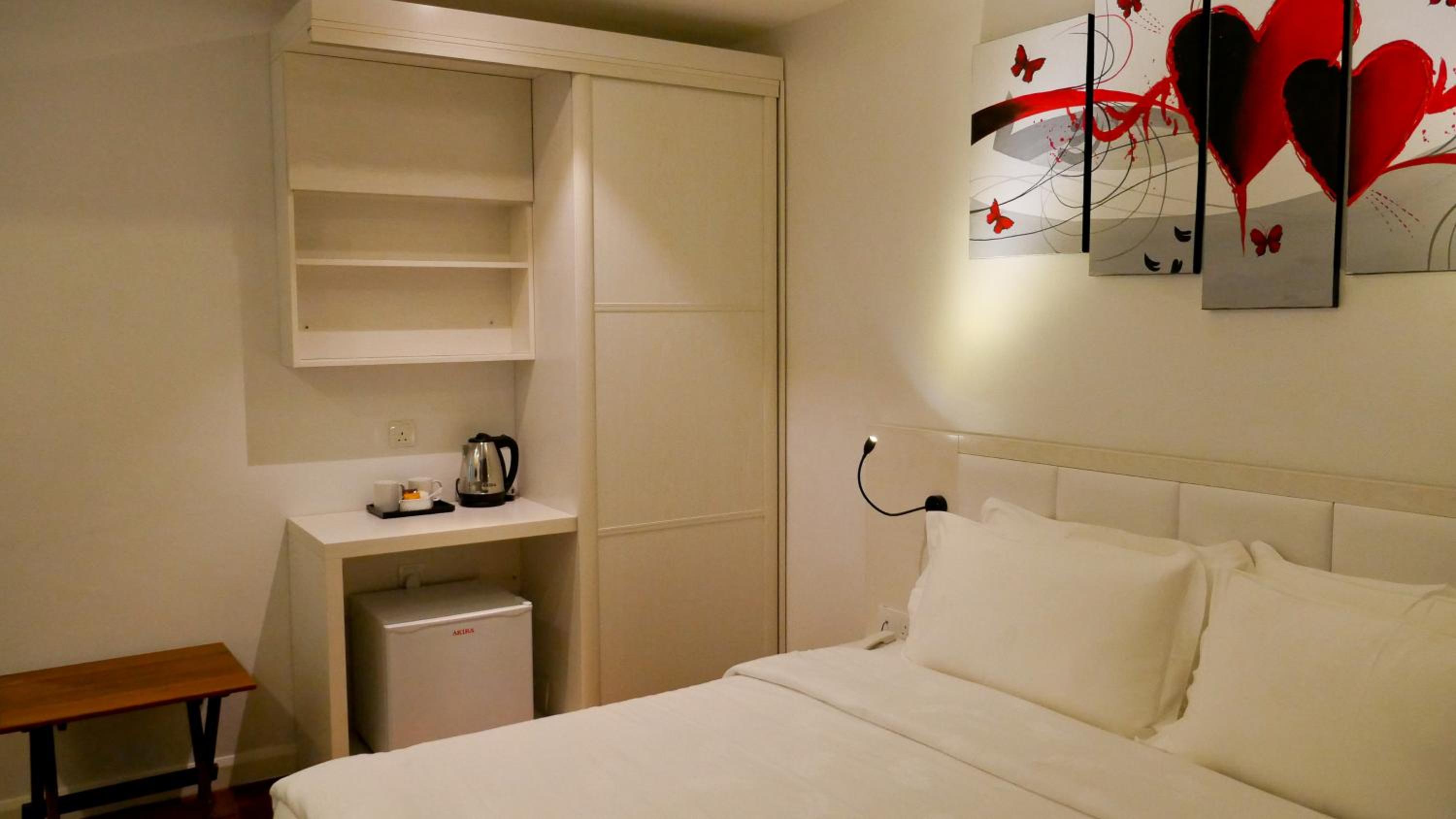 Deluxe King Room - Photo 14