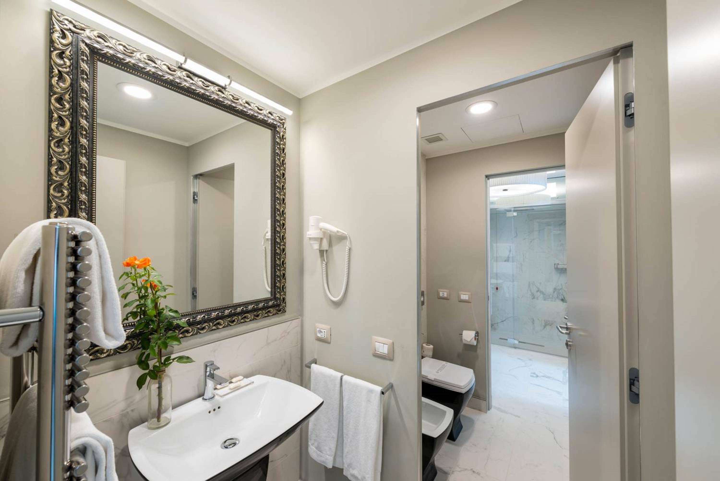 Deluxe Suite - Photo 8