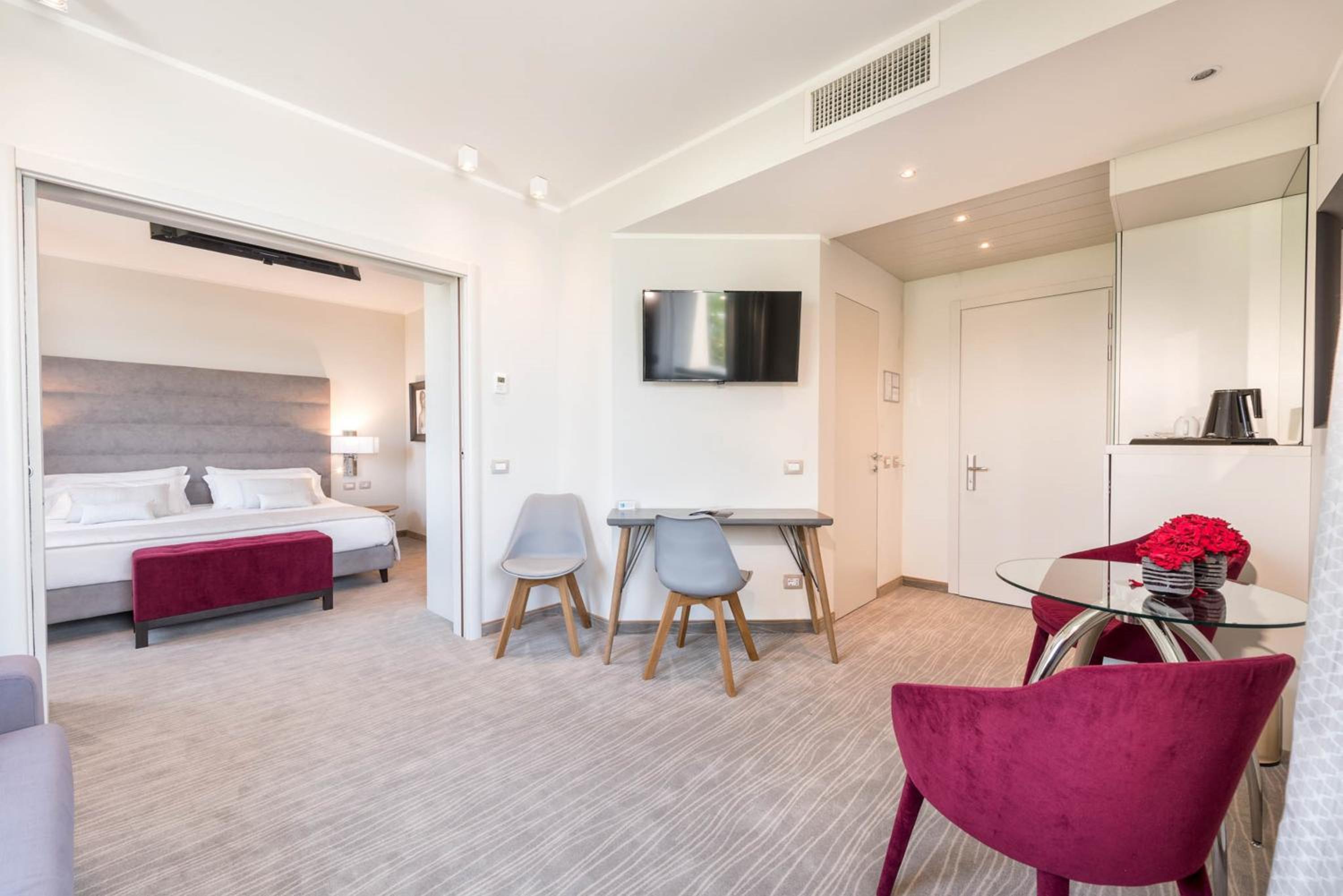 Deluxe Suite - Photo 9