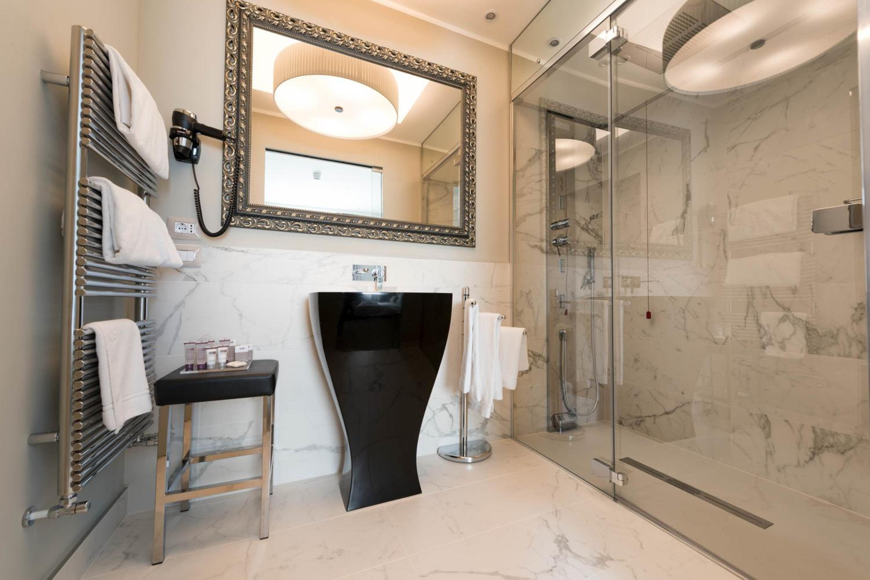 Deluxe Suite - Photo 7