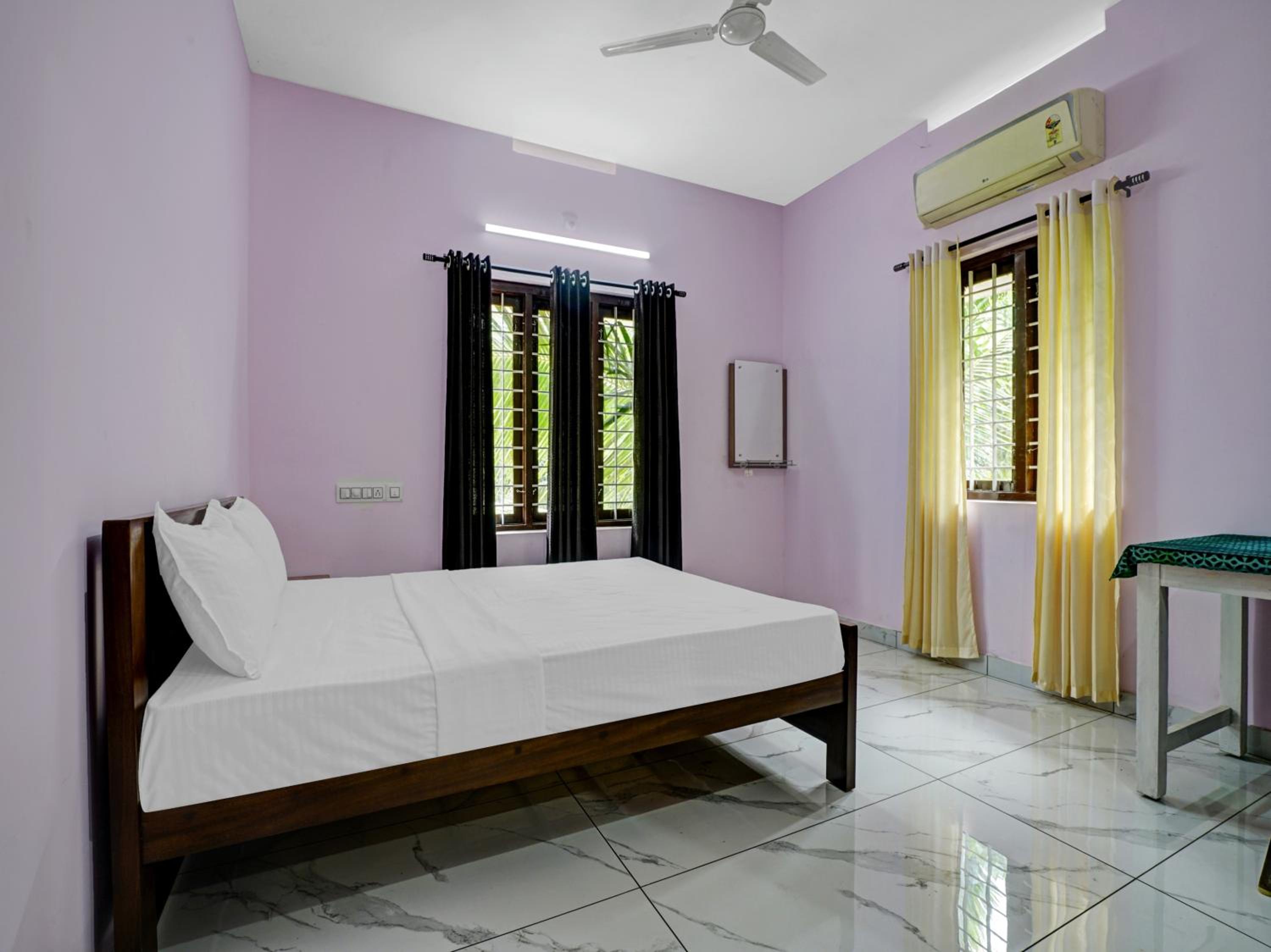 Double Room with Shared Bathroom photo 1