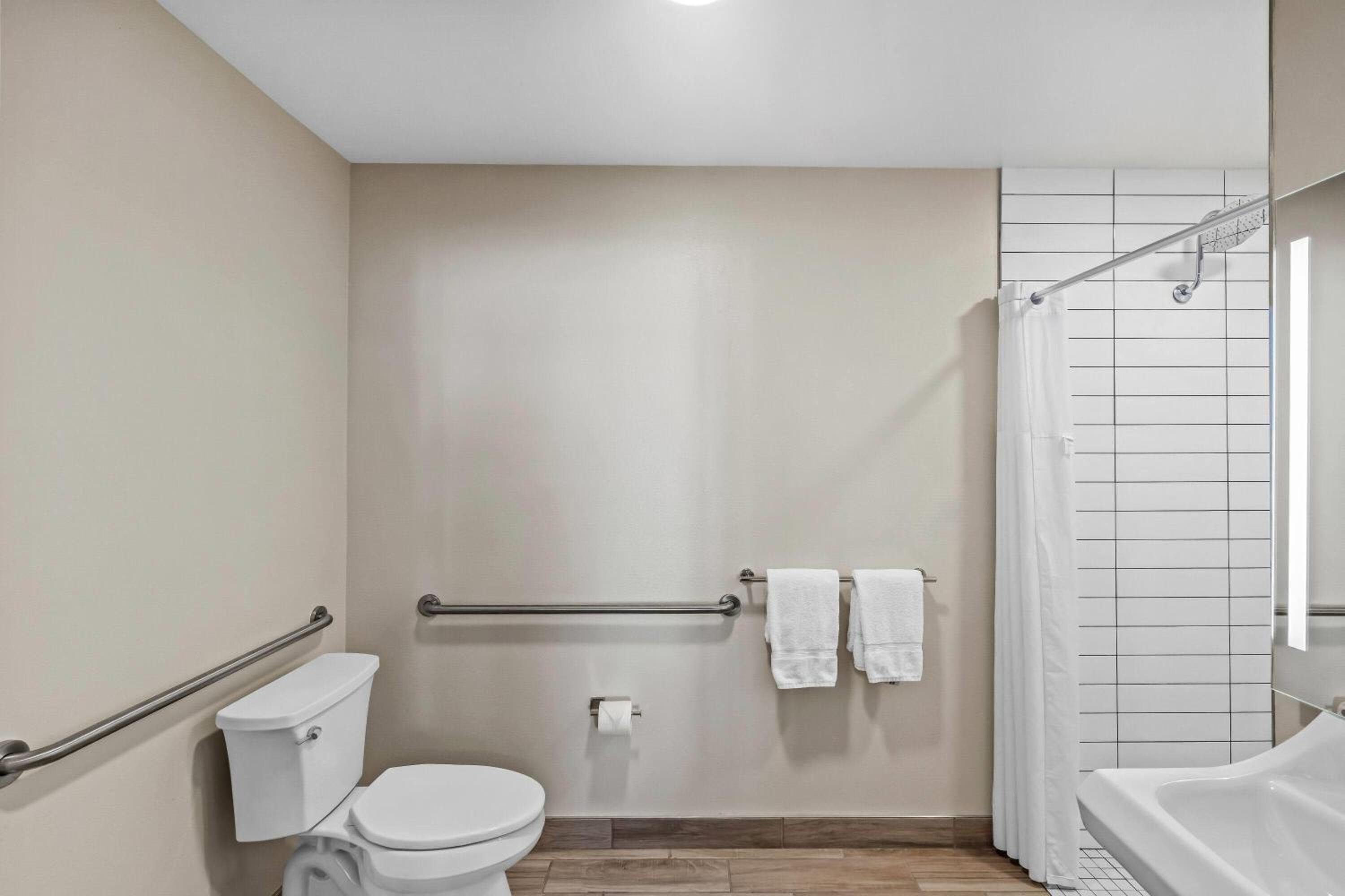 Queen Room with Roll-In Shower - Mobility/Hearing Accessible - Non-Smoking photo 1