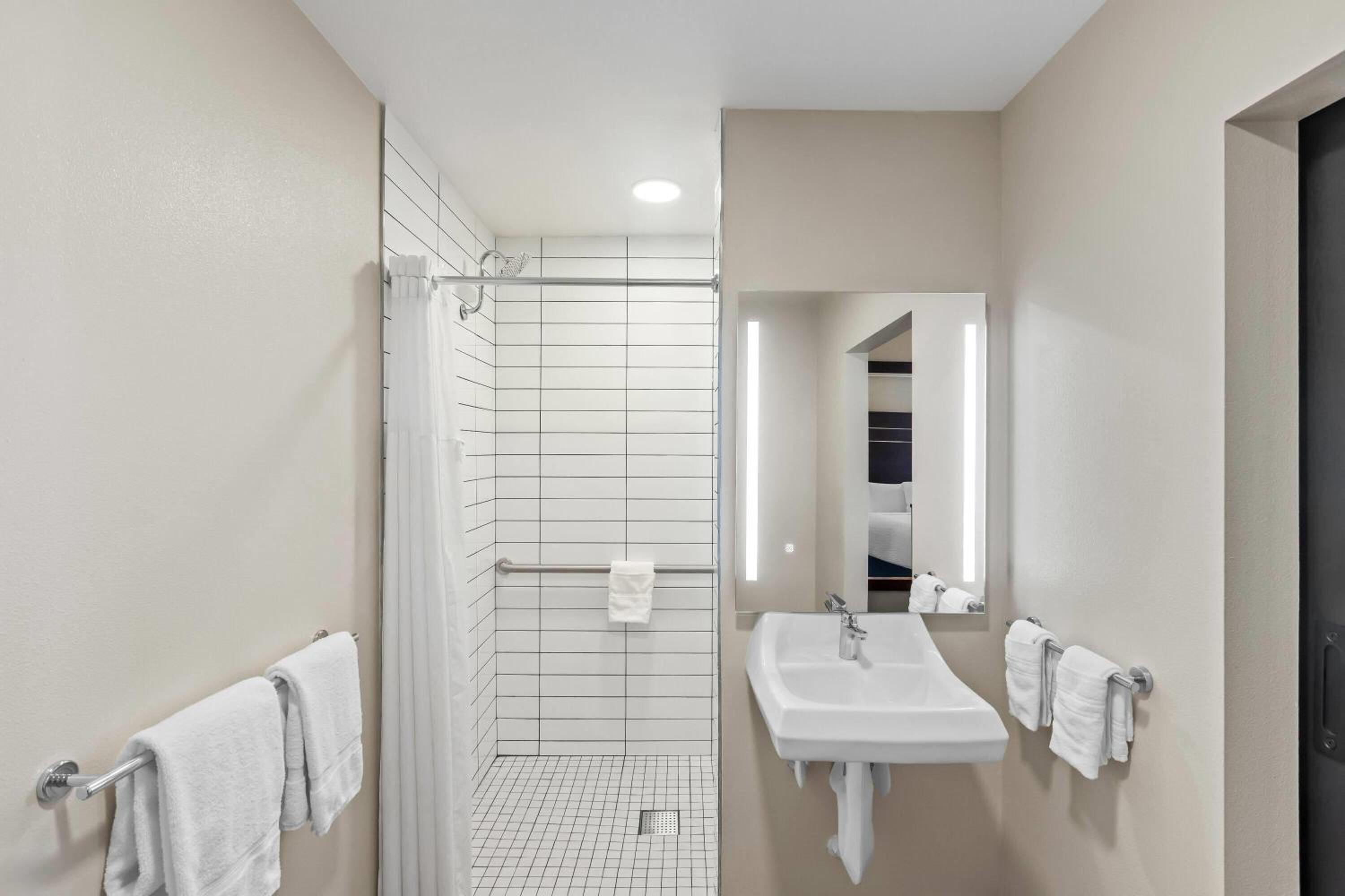 Queen Room with Roll-In Shower - Mobility/Hearing Accessible - Non-Smoking photo 2