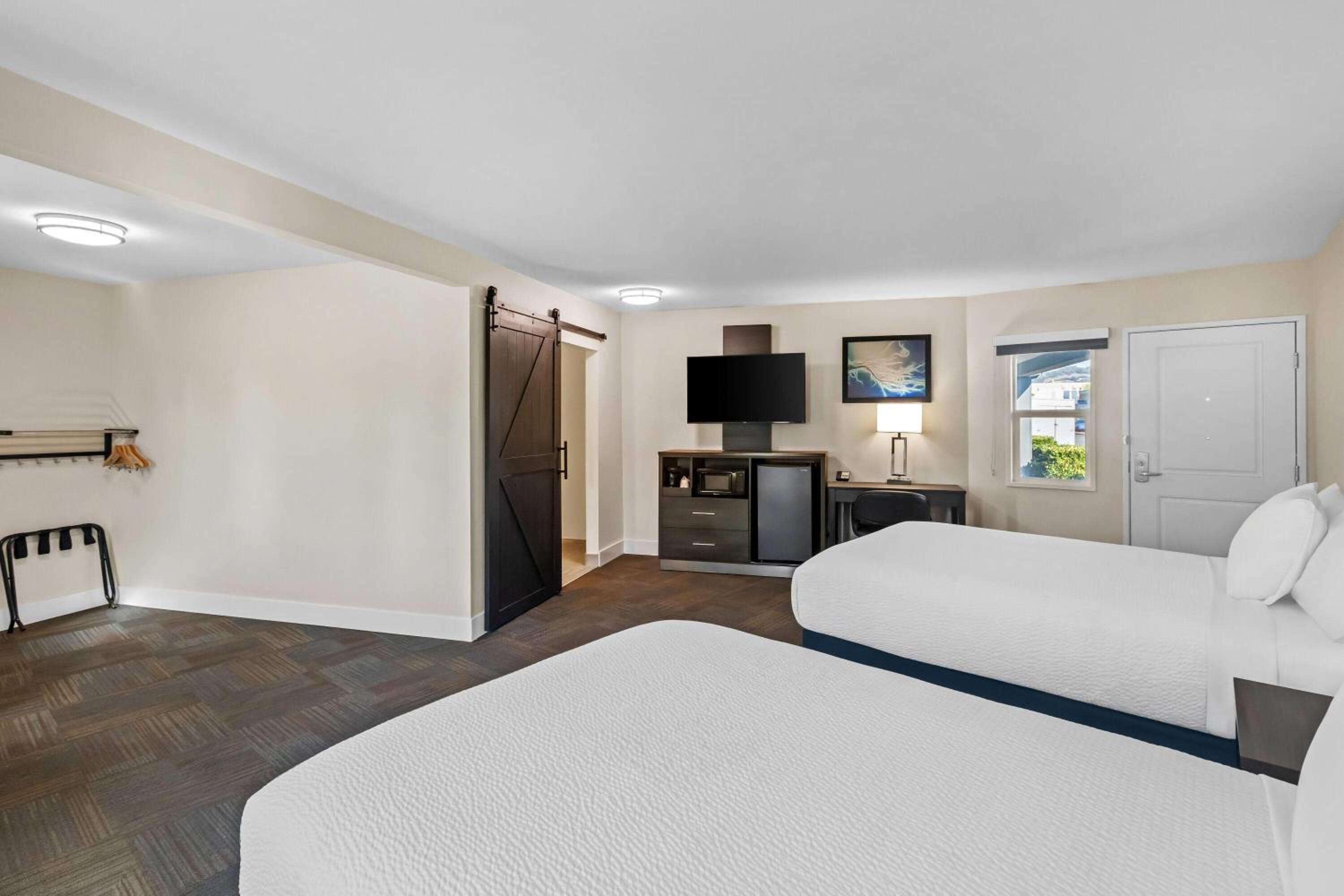 Room with Two Double Beds and Mobility/Hearing Access - Bathtub with Grab Bars - Non-Smoking photo 2