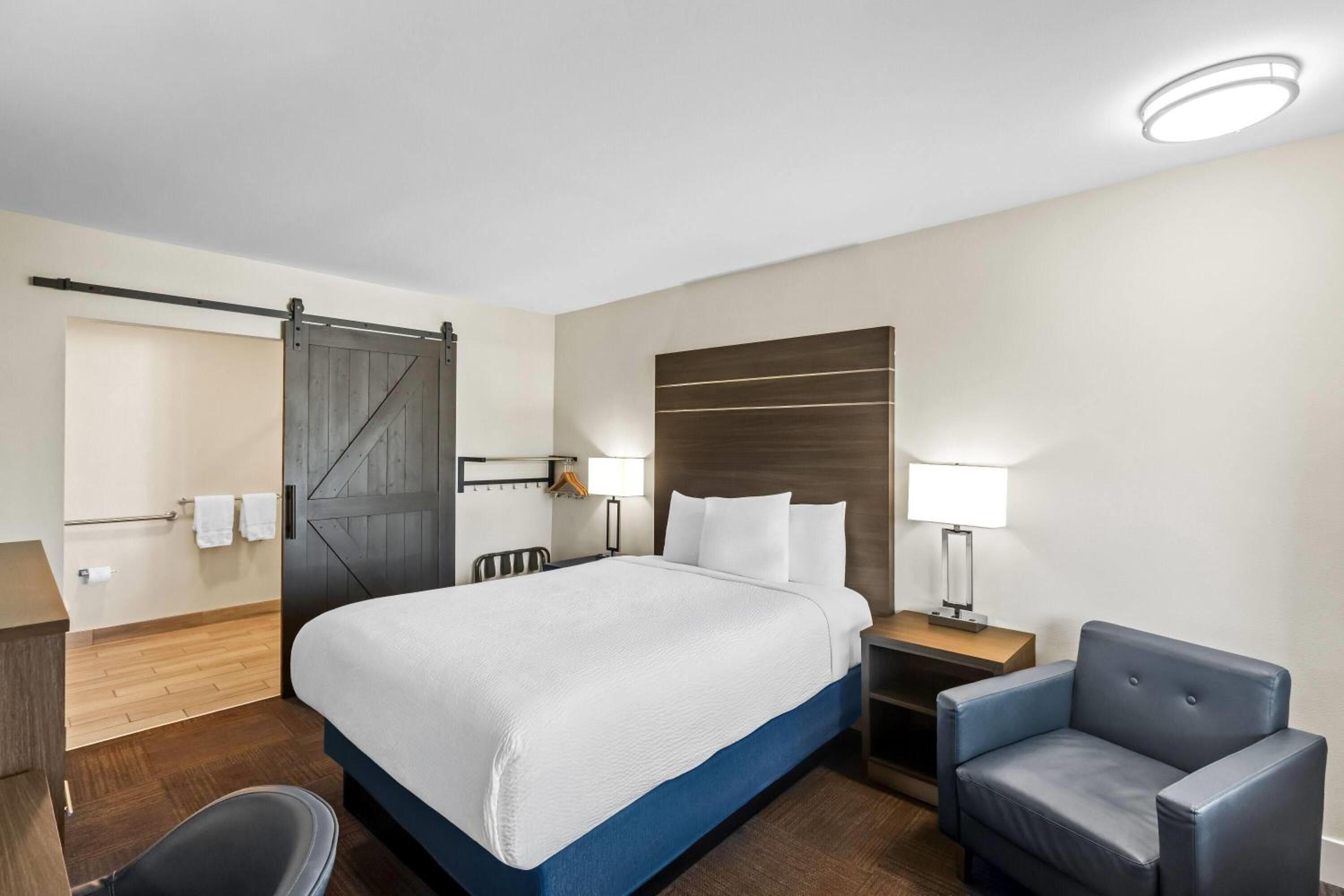 Queen Room with Roll-In Shower - Mobility/Hearing Accessible - Non-Smoking photo 3
