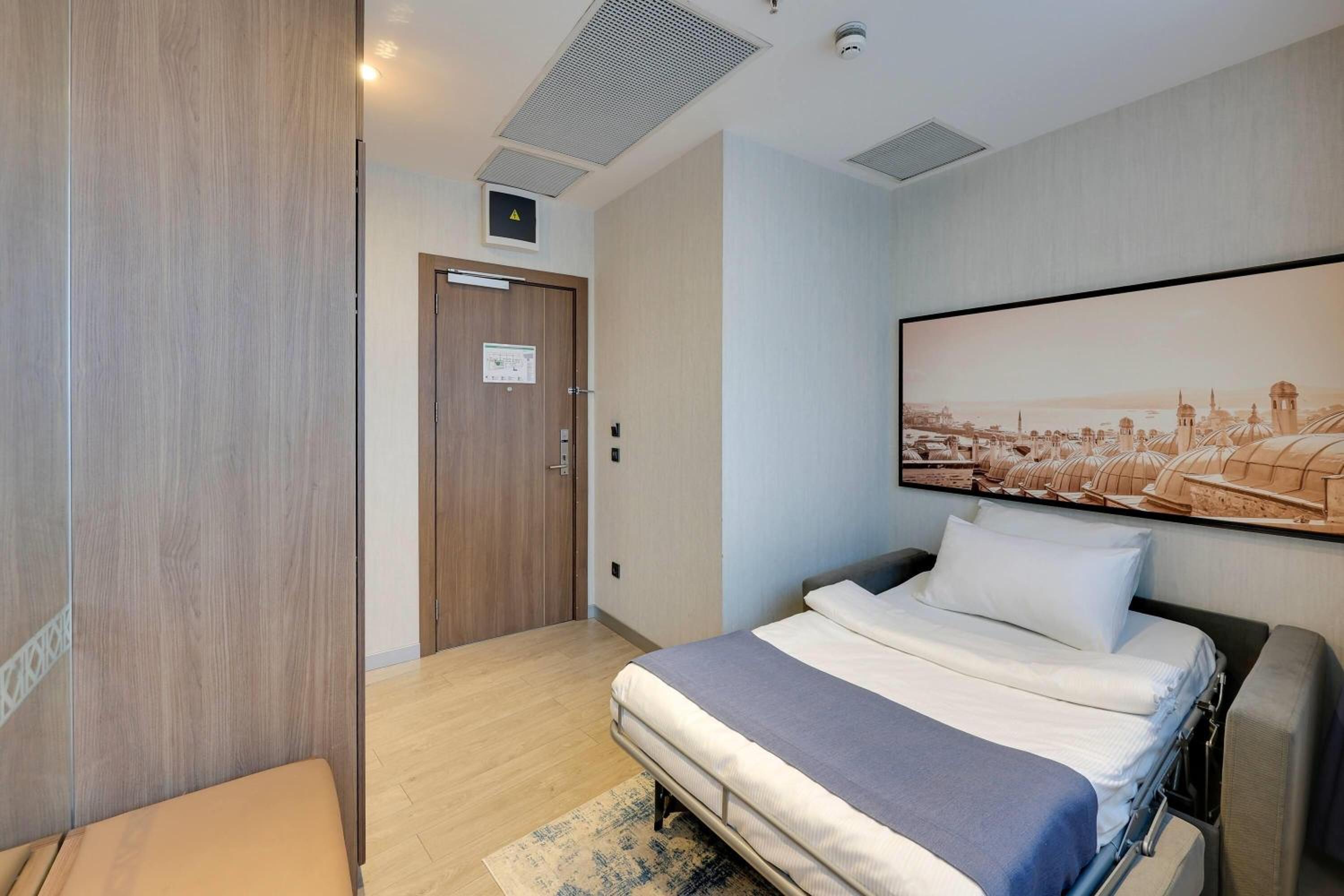 Executive Room, 3 Single Beds, Sofa Bed