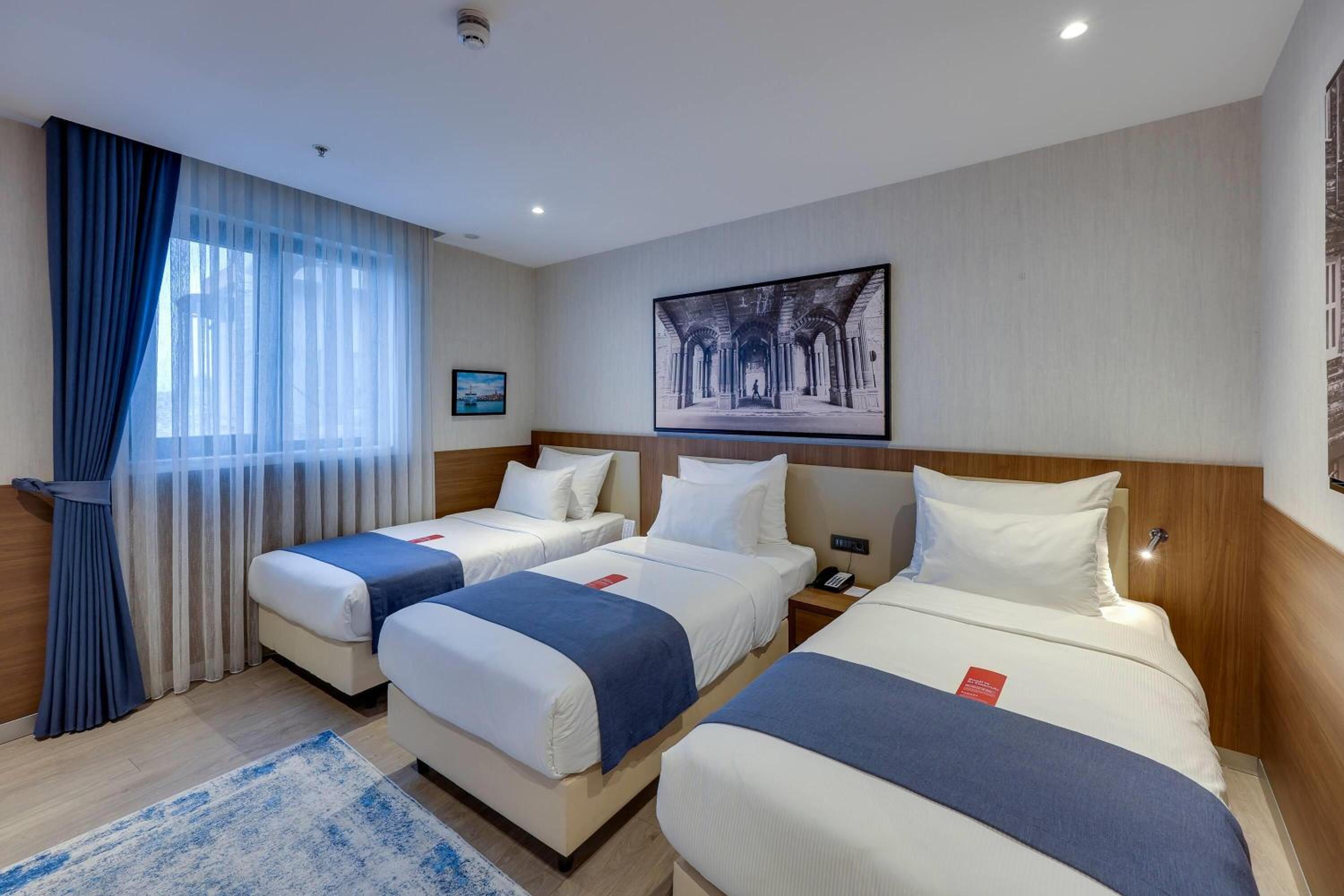 Executive Room, 3 Single Beds, Sofa Bed