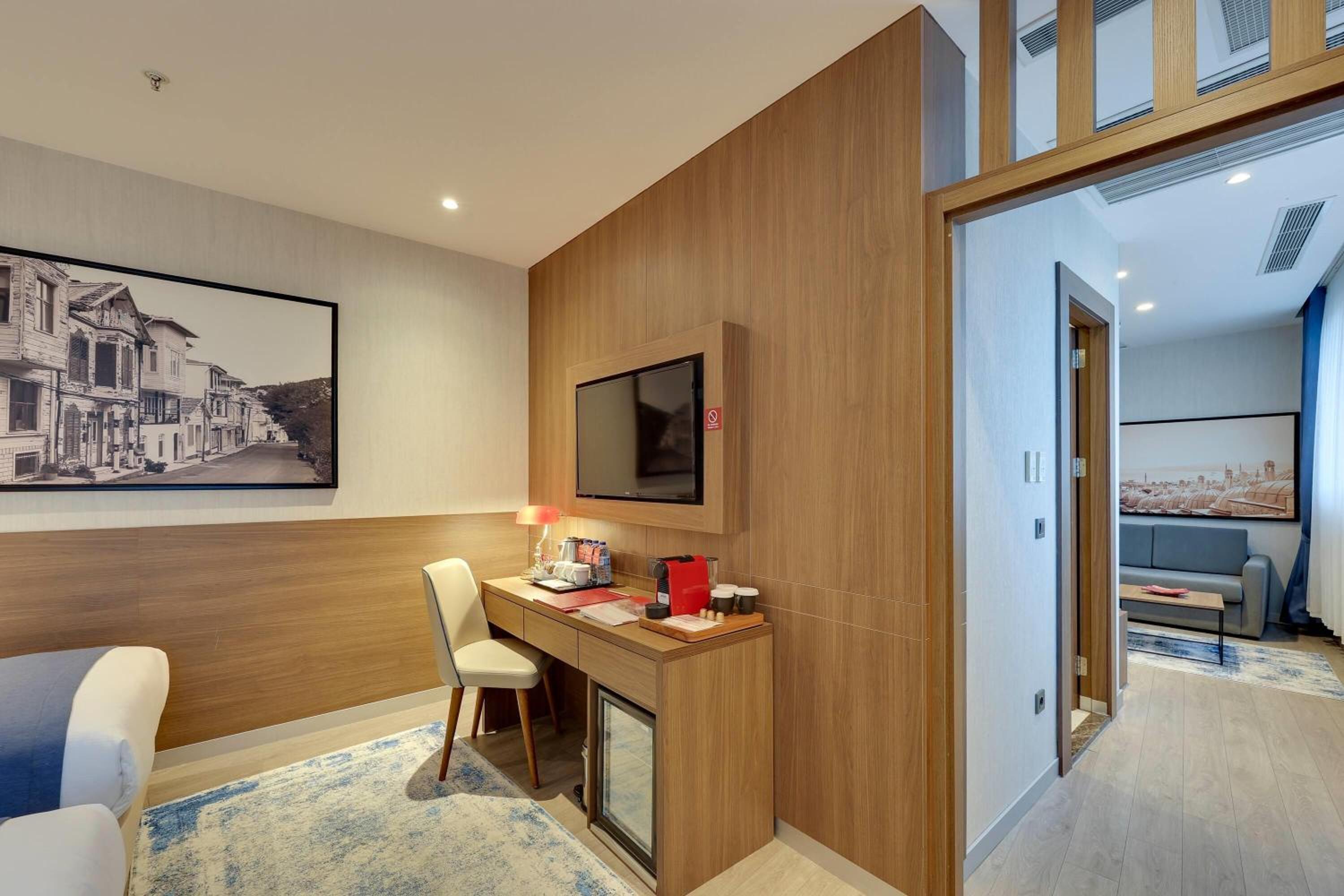 Executive Room, 3 Single Beds, Sofa Bed