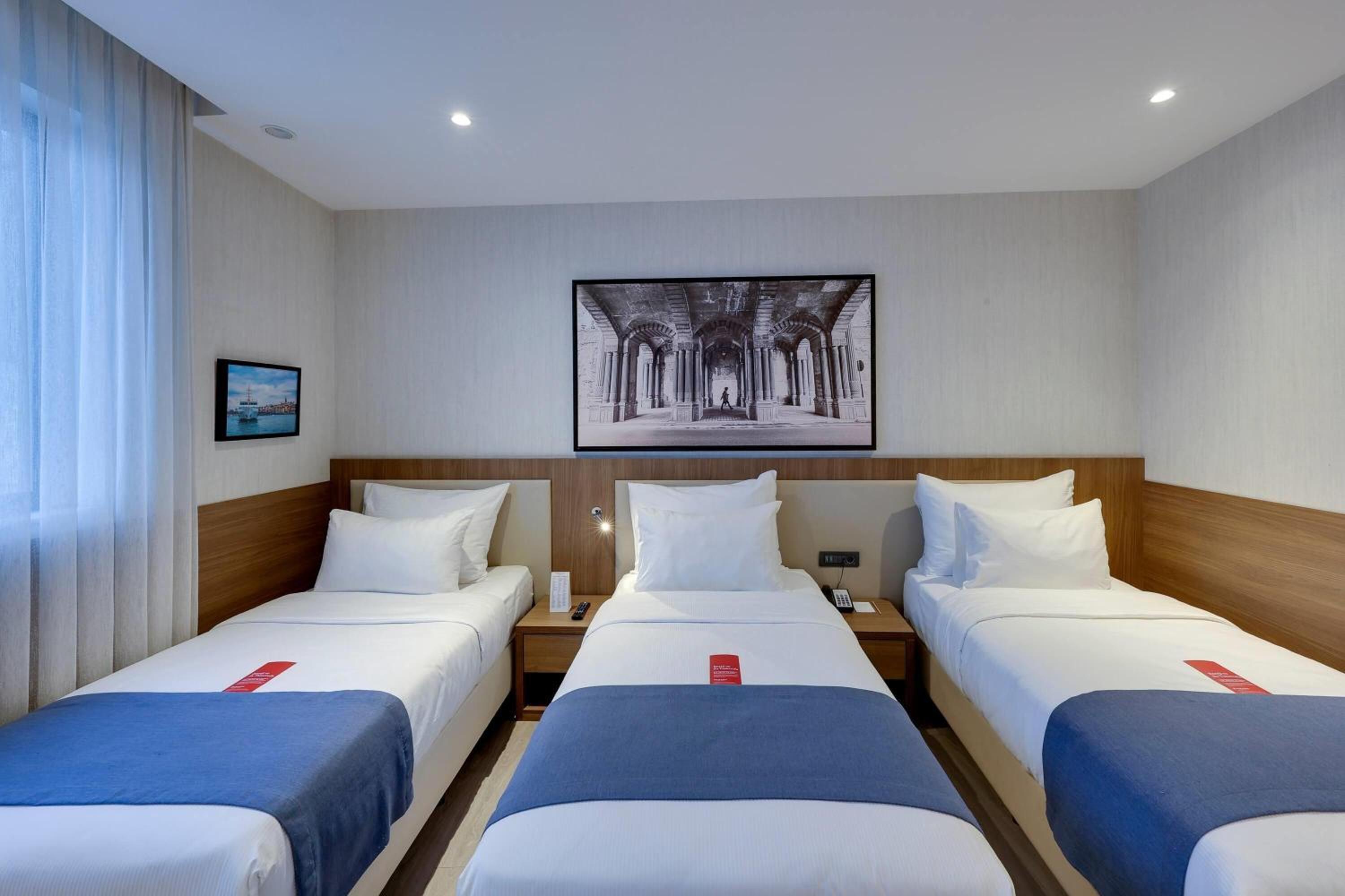 Executive Room, 3 Single Beds, Sofa Bed thumbnail 5
