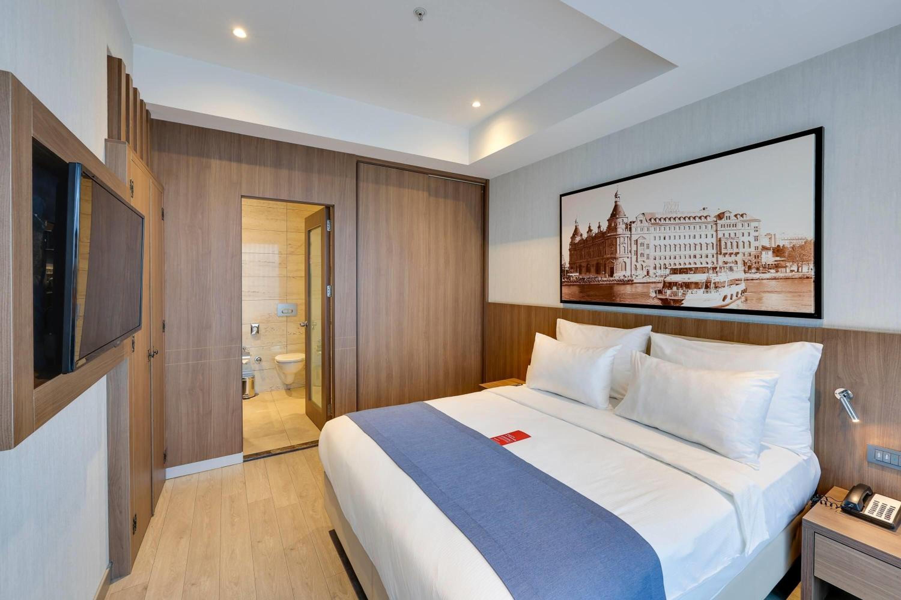 Terrace Suite, 1 Double Bed, Sofa Bed thumbnail 5