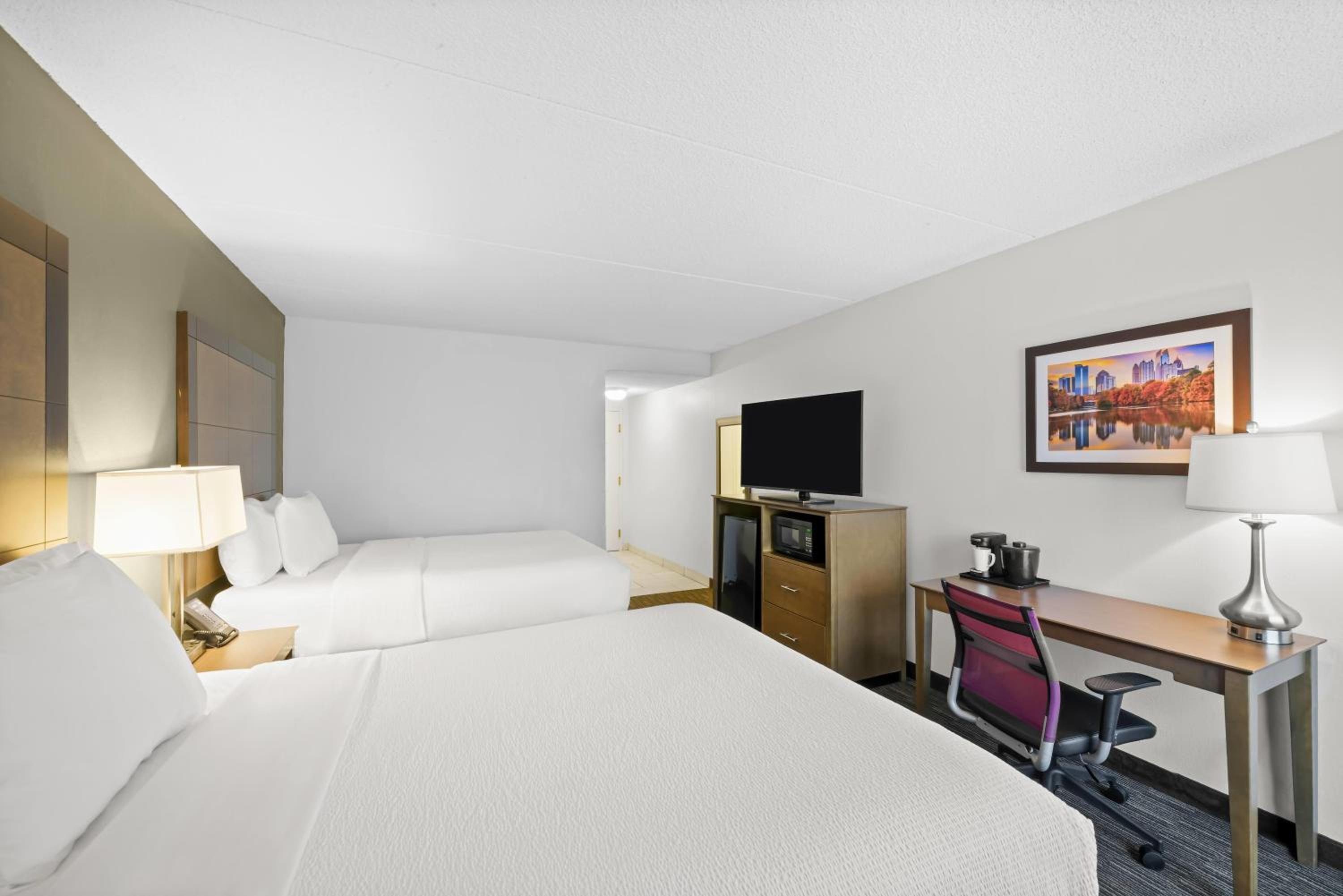 Queen Room with Two Queen Beds - Non-Smoking - Photo 7