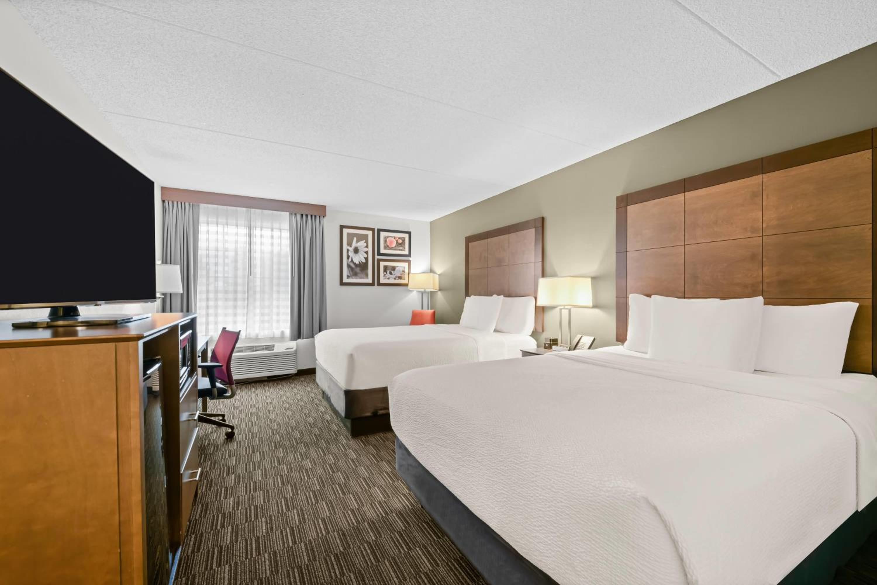 Queen Room with Two Queen Beds - Non-Smoking - Photo 1