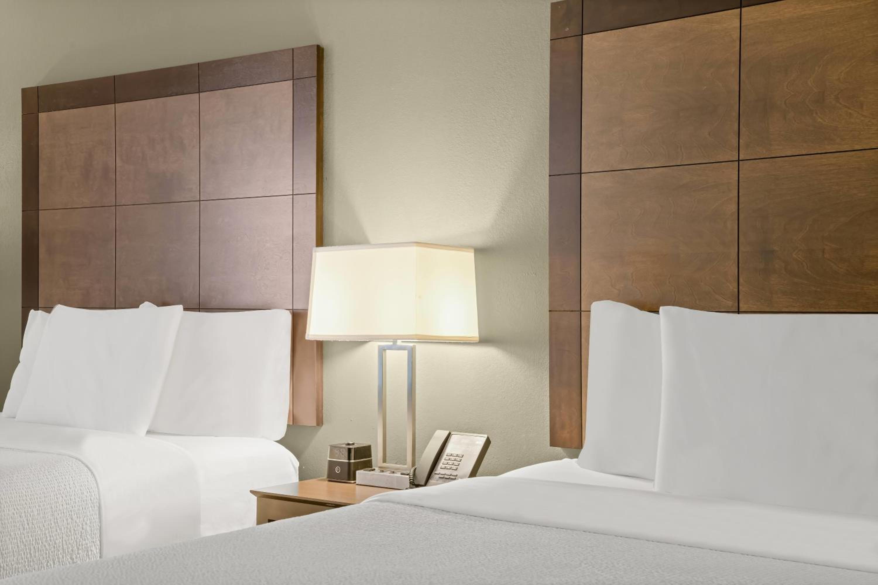 Queen Room with Two Queen Beds - Non-Smoking - Photo 2