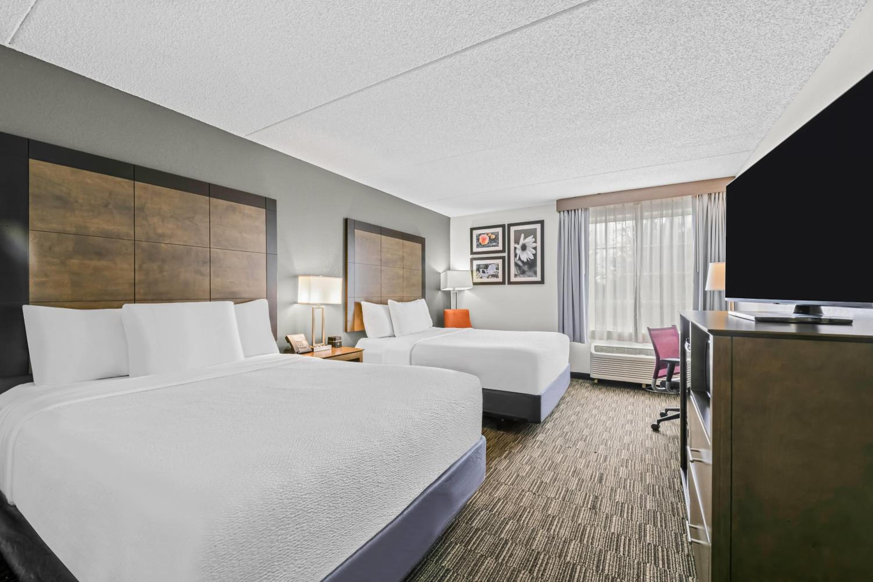 Queen Room with Two Queen Beds - Mobility Access/Non-Smoking - Photo 2