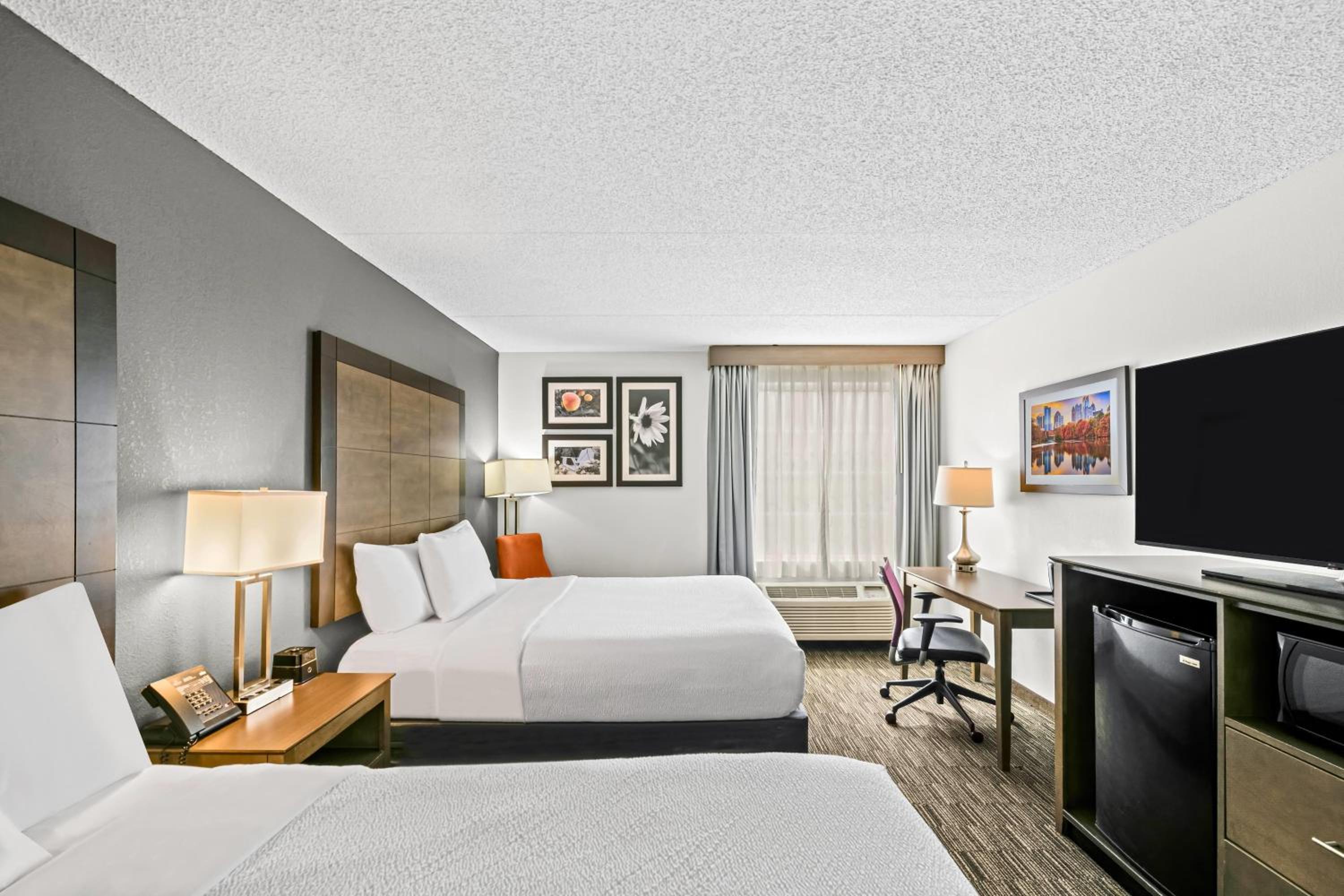 Queen Room with Two Queen Beds - Mobility Access/Non-Smoking - Photo 3