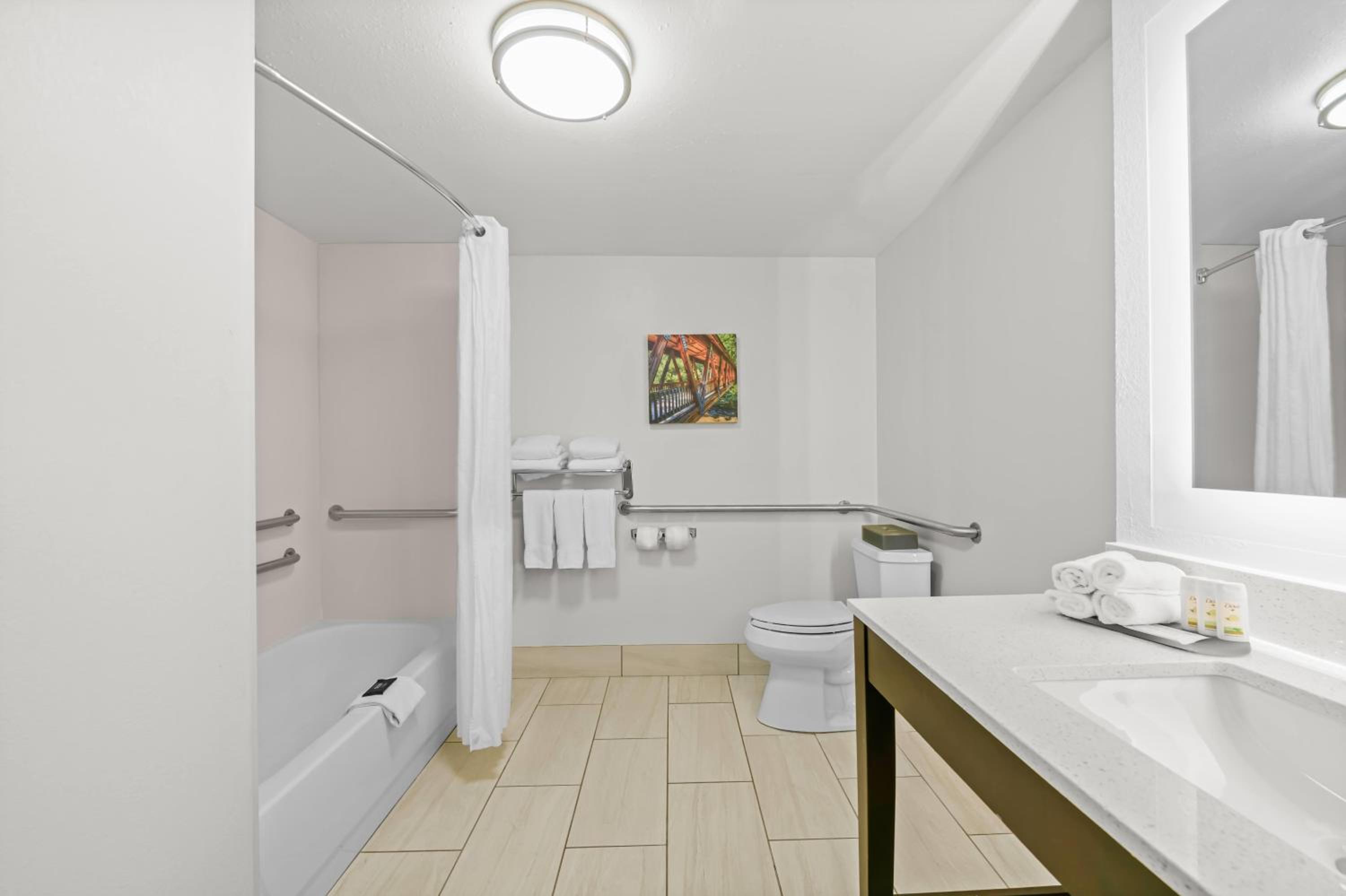 Queen Room with Two Queen Beds - Mobility Access/Non-Smoking - Photo 4