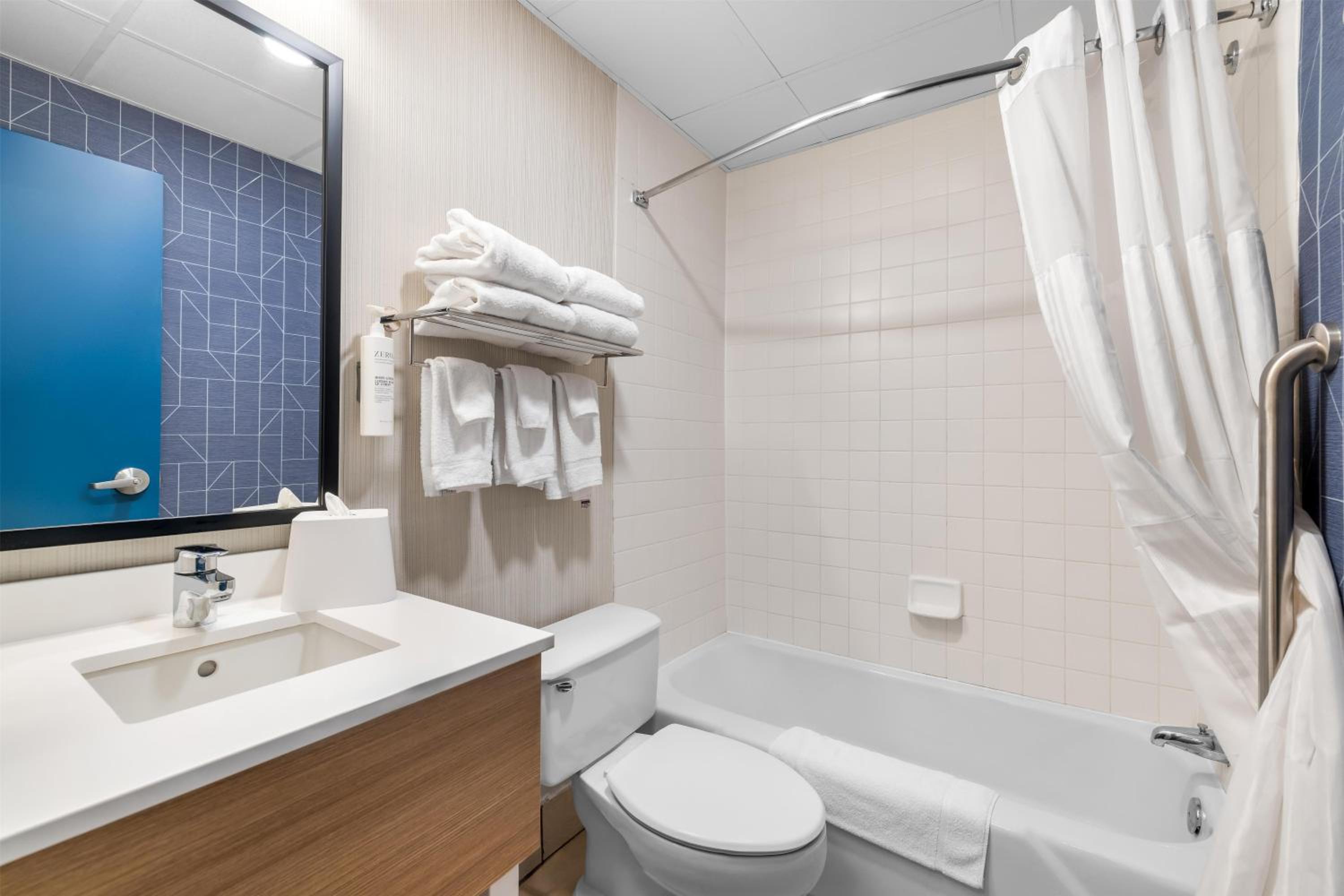 Queen Room with Two Queen Beds - Photo 1