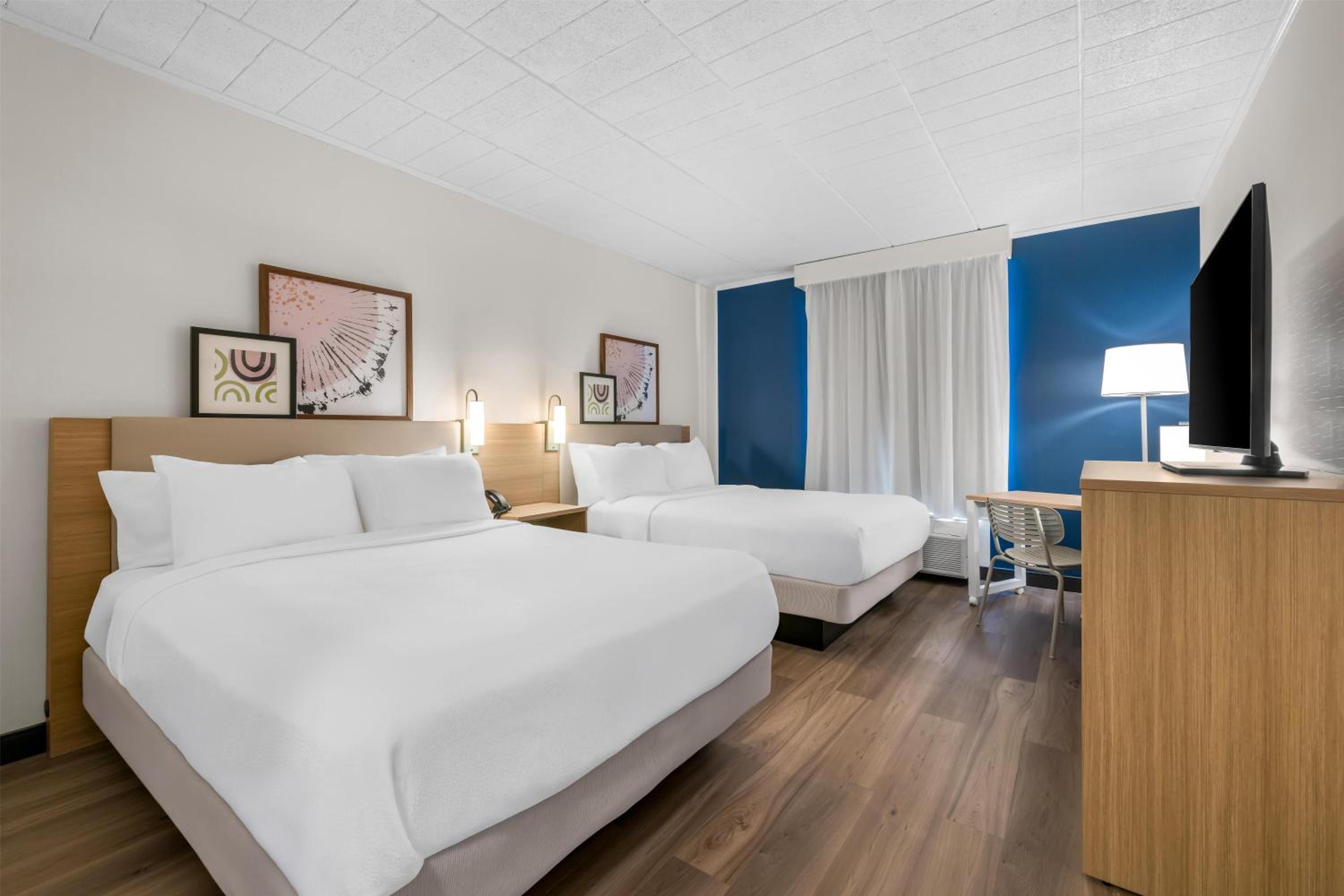 Queen Room with Two Queen Beds - Photo 2