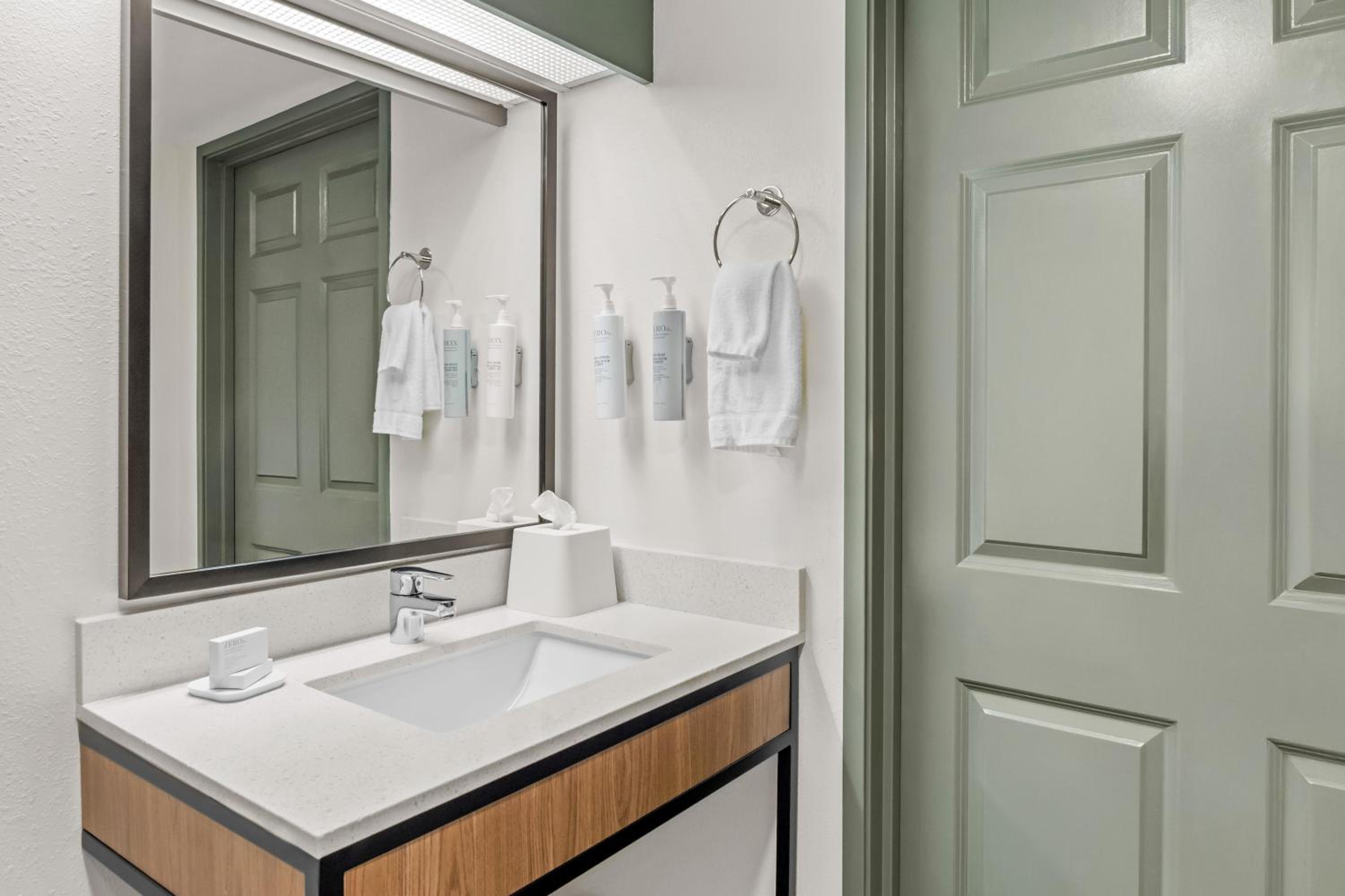 King Room with Bath Tub - Mobility/Hearing Access photo 2