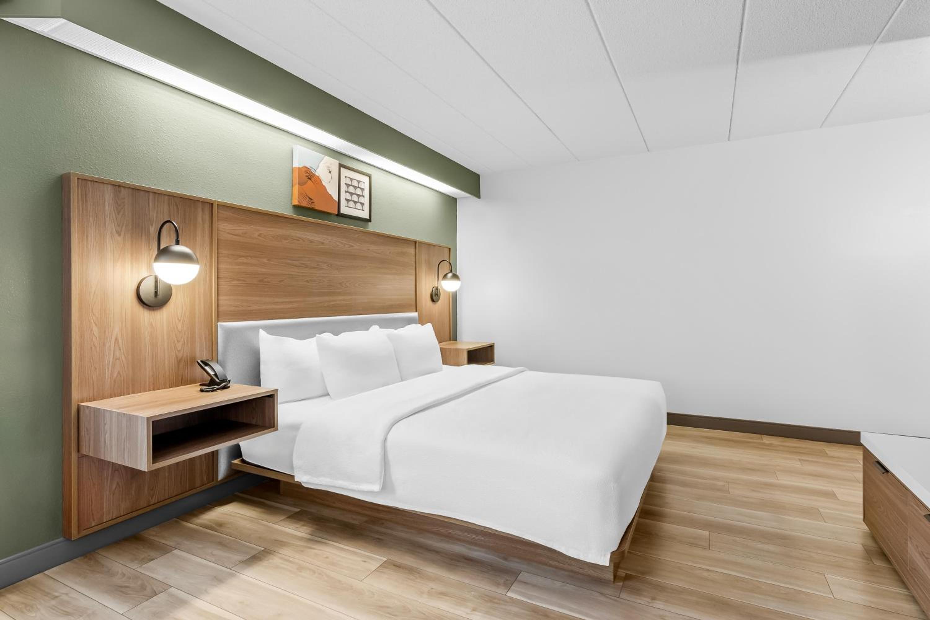 King Room with Bath Tub - Mobility/Hearing Access photo 1
