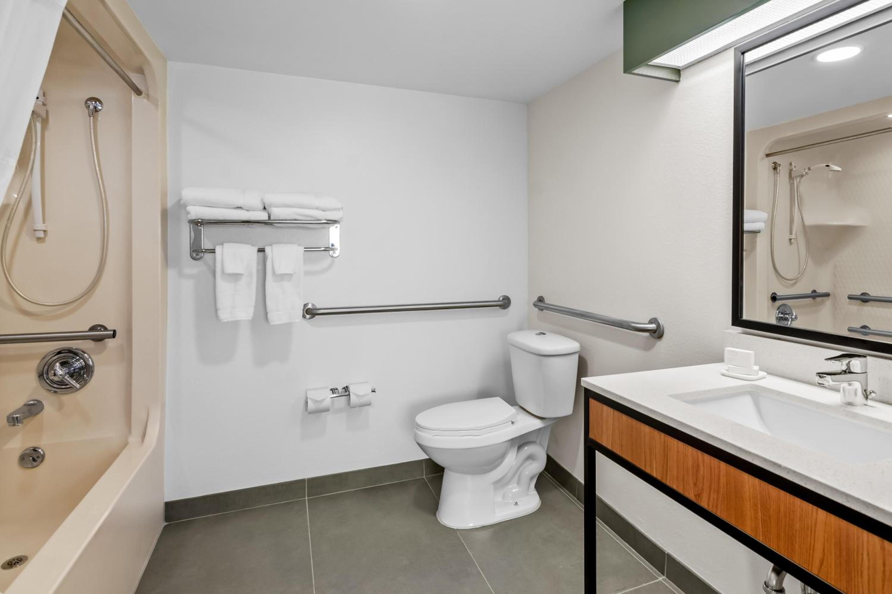 King Room with Bath Tub - Mobility/Hearing Access