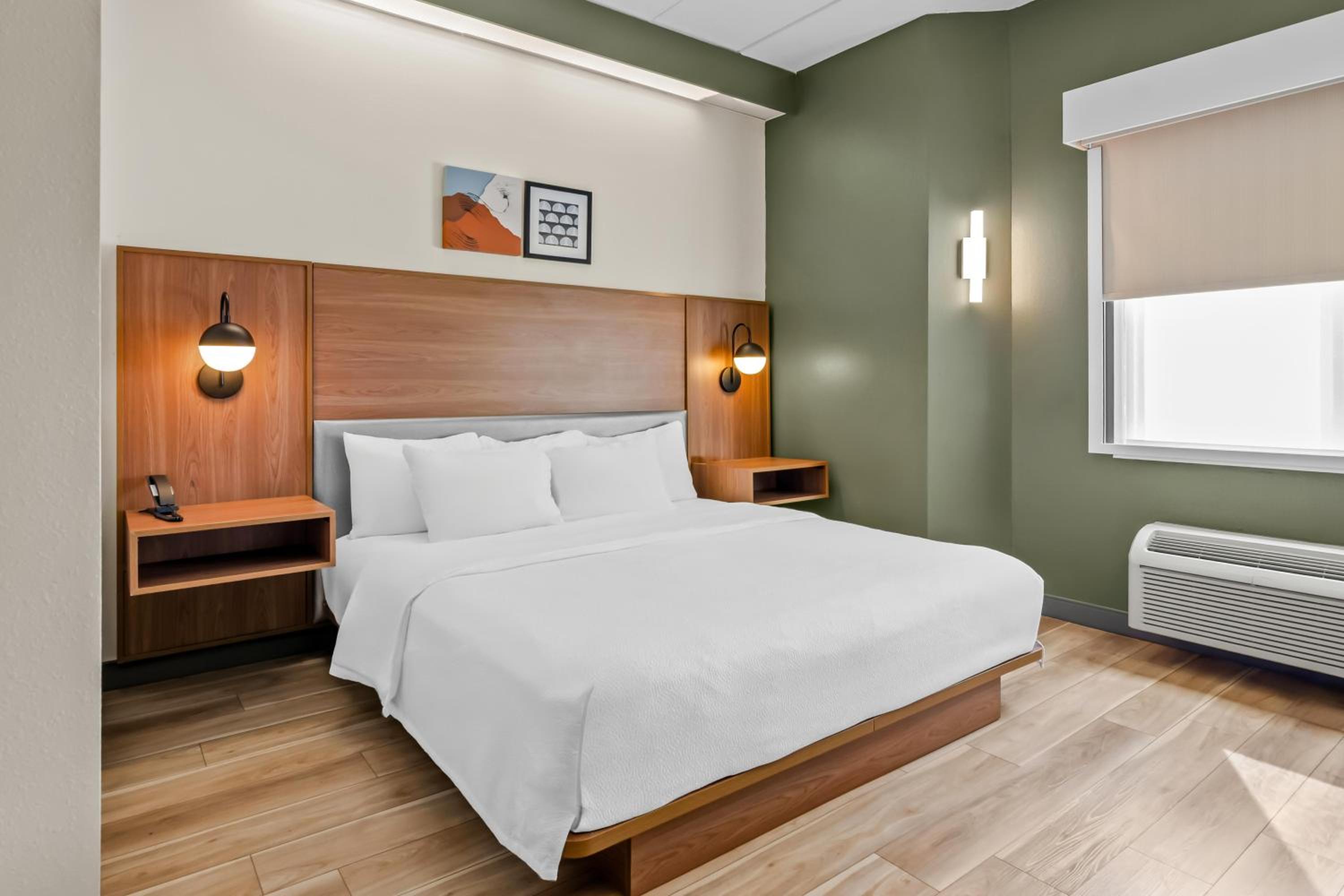 King Room with Roll-In Shower - Mobility and Hearing Access - Photo 2