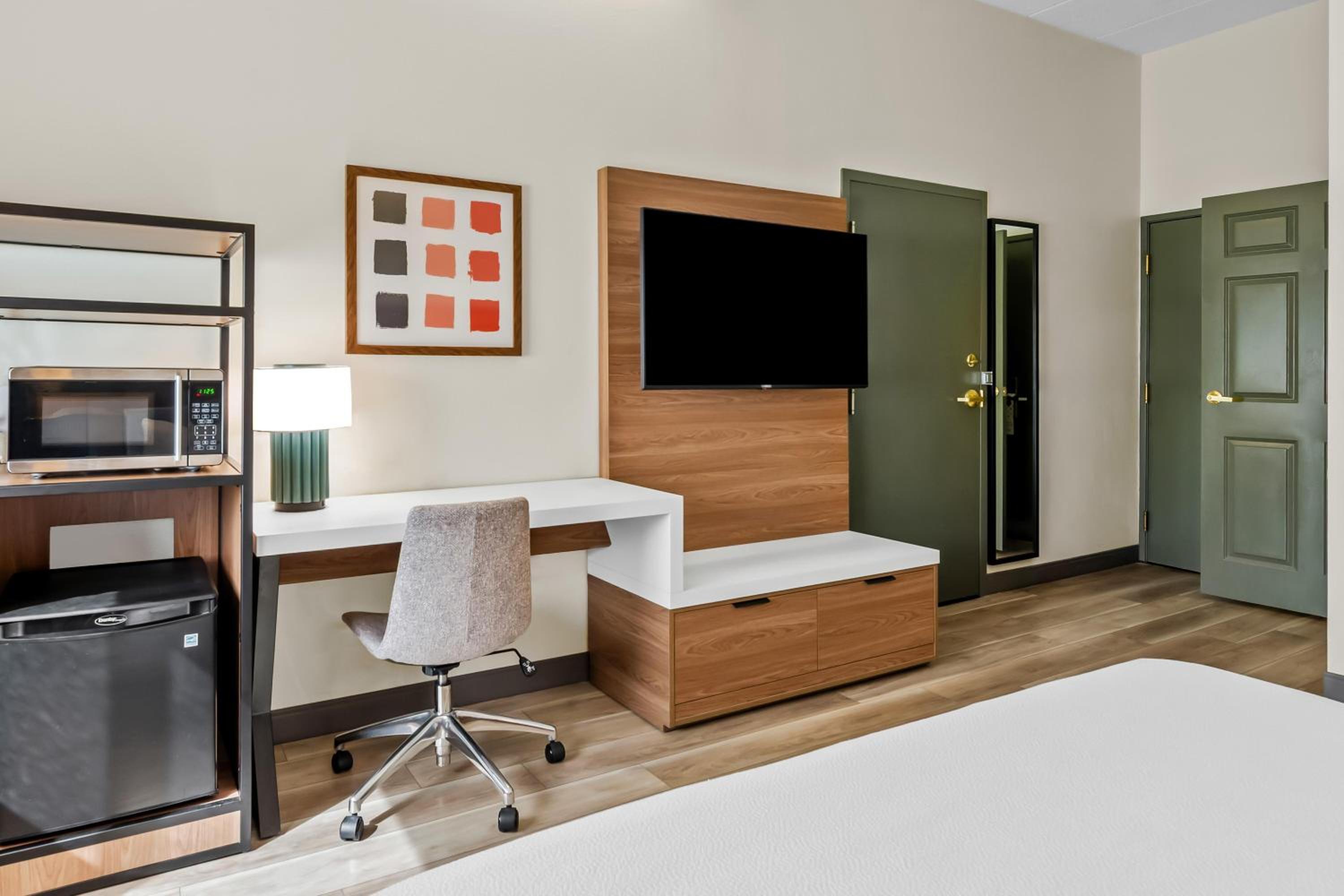 King Room with Roll-In Shower - Mobility and Hearing Access - Photo 3
