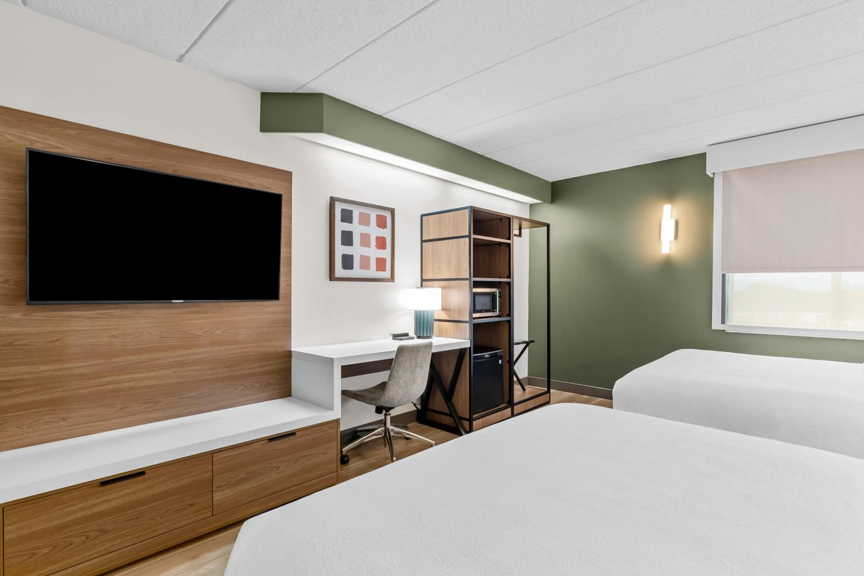 Queen Room with Two Queen Beds - Photo 2