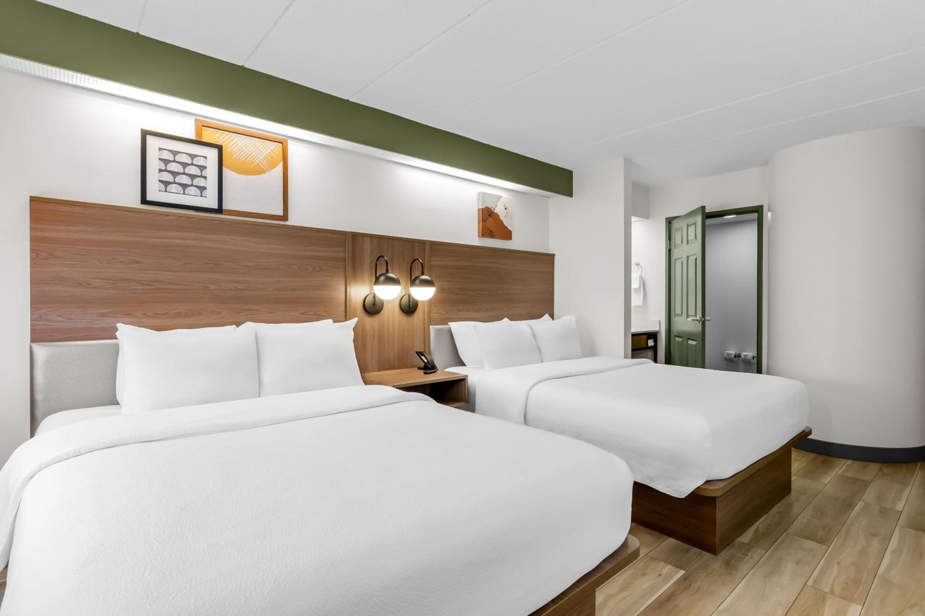 Queen Room with Two Queen Beds - Photo 3