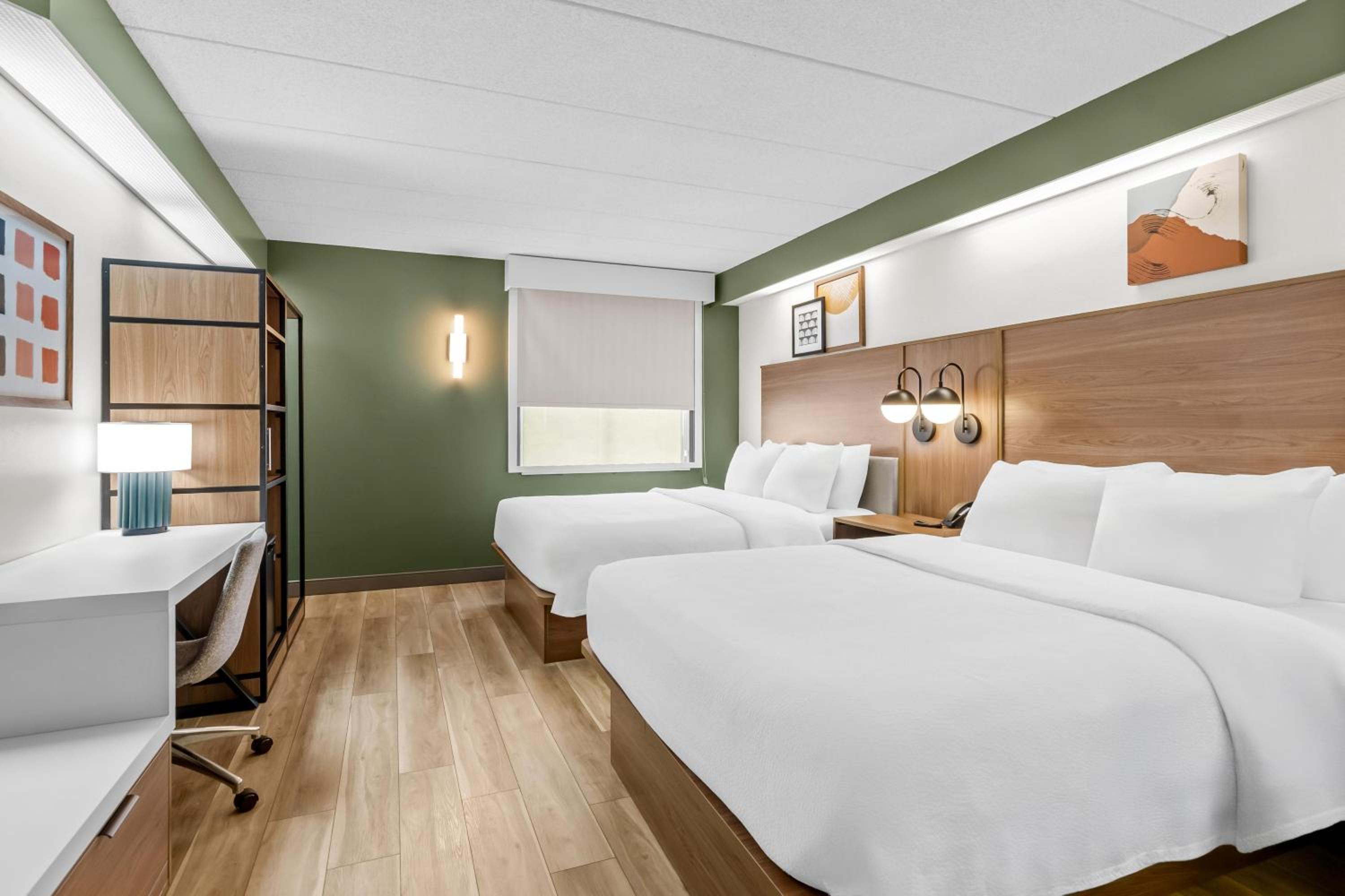 Queen Room with Two Queen Beds - Photo 4