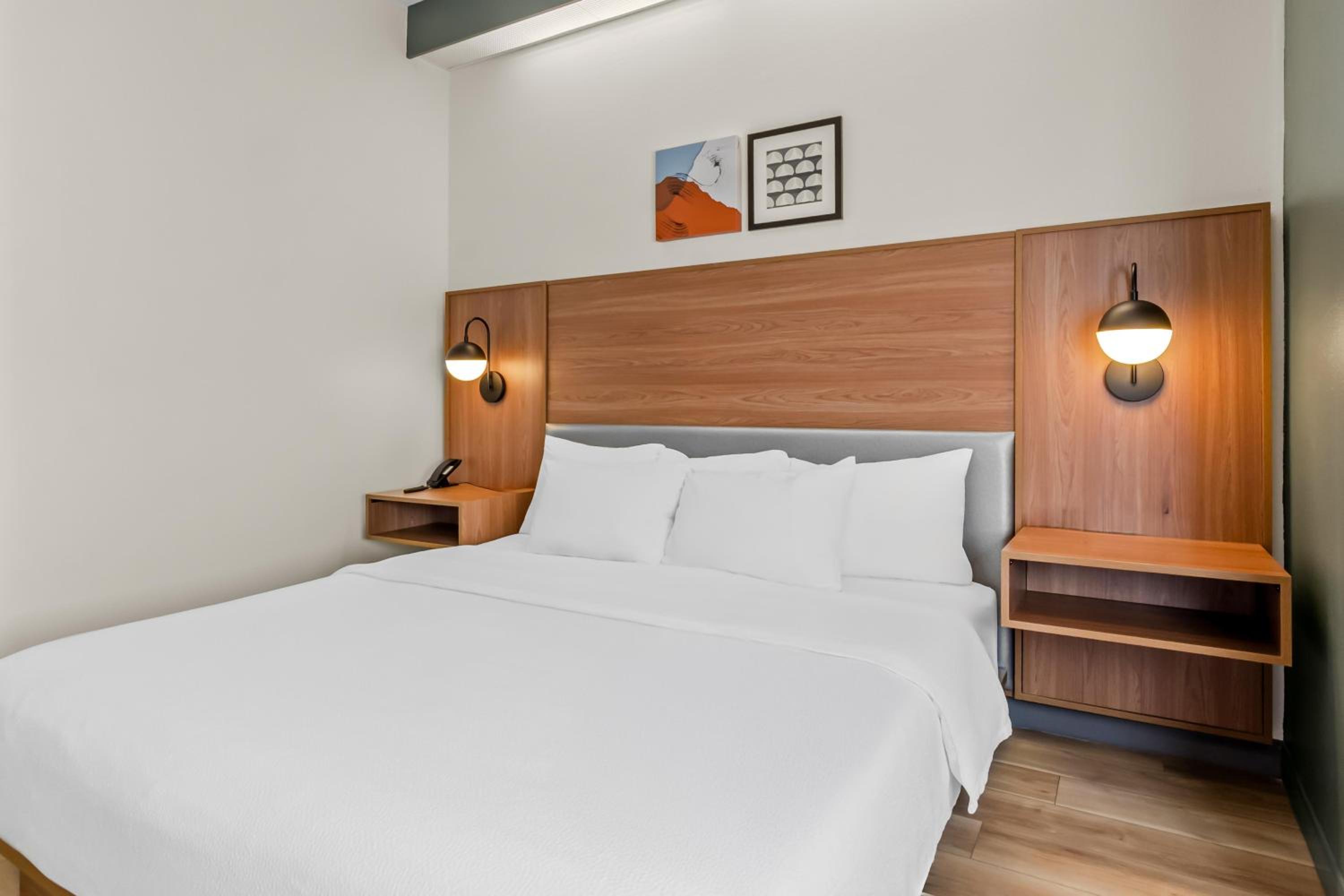 King Room with Roll-In Shower - Mobility and Hearing Access - Photo 5