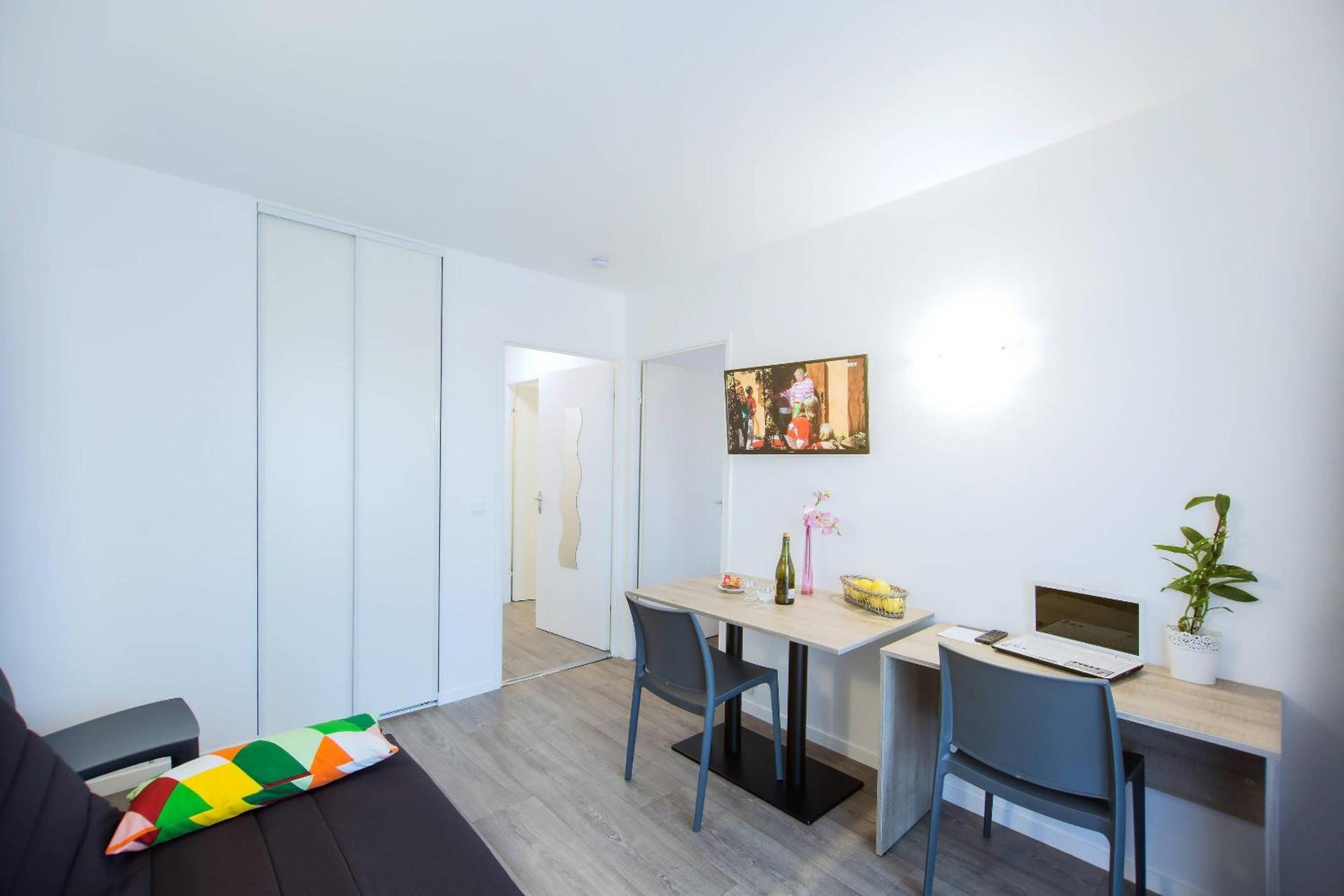 One-Bedroom Apartment - Photo 4