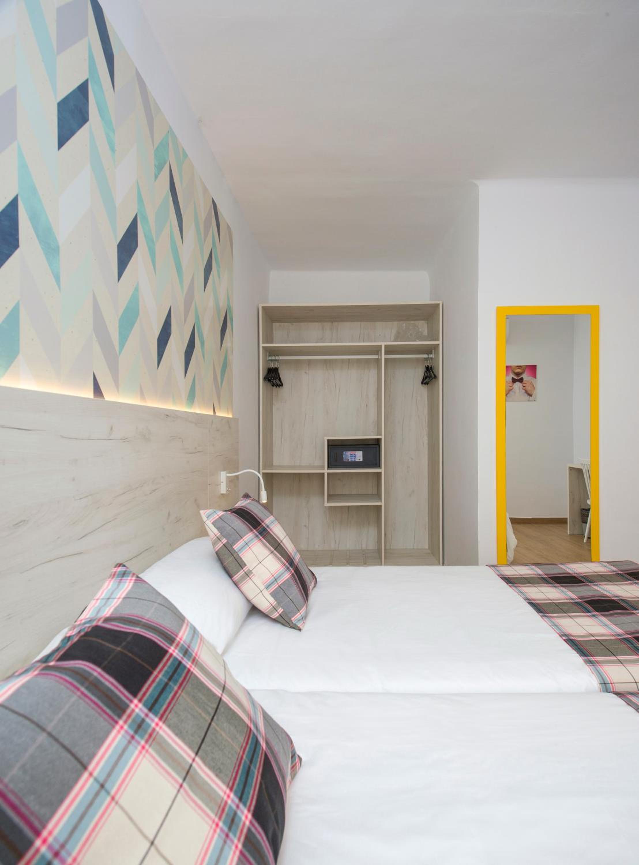 Twin Room - Photo 10