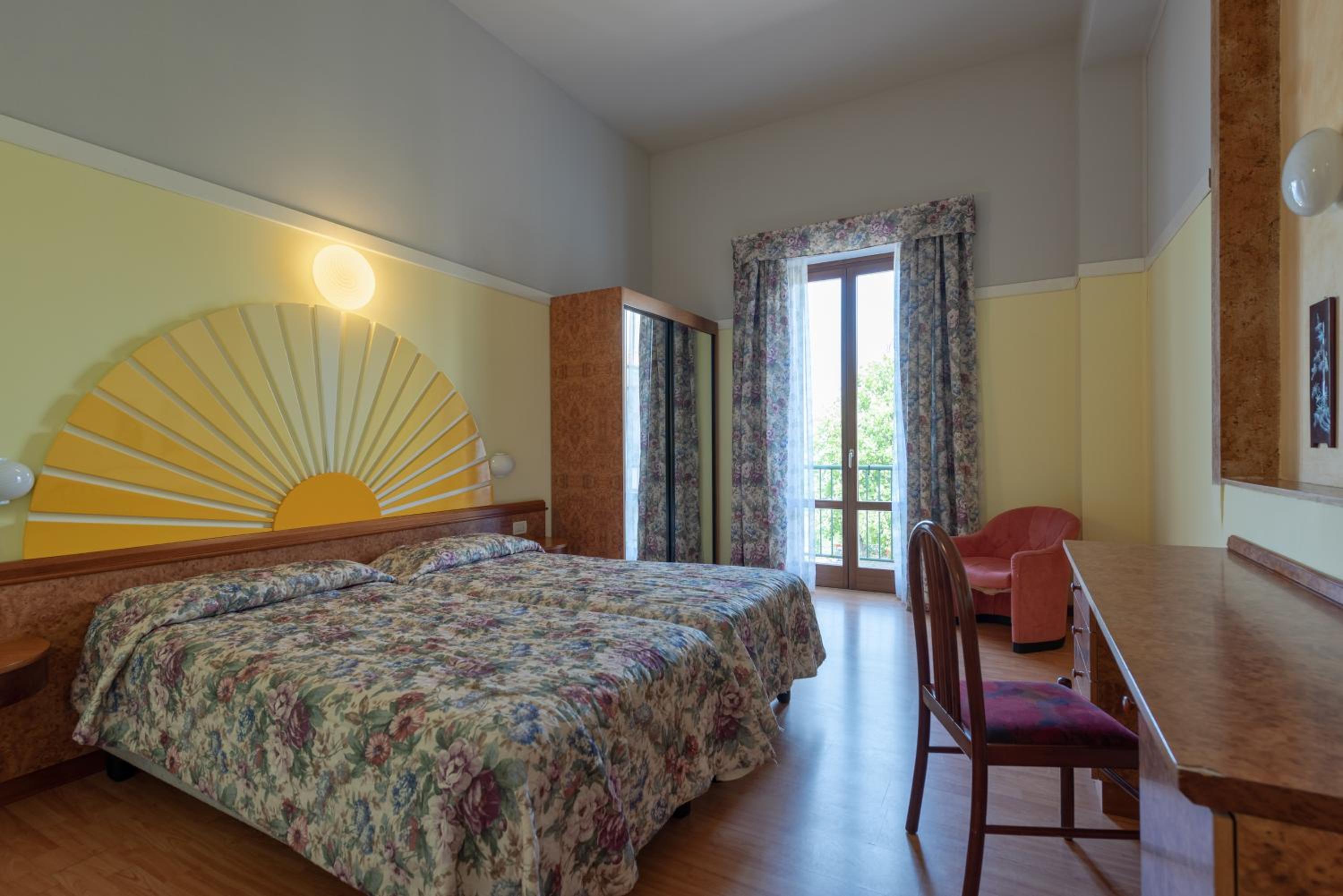 Double or Twin Room with Lake View - Photo 3