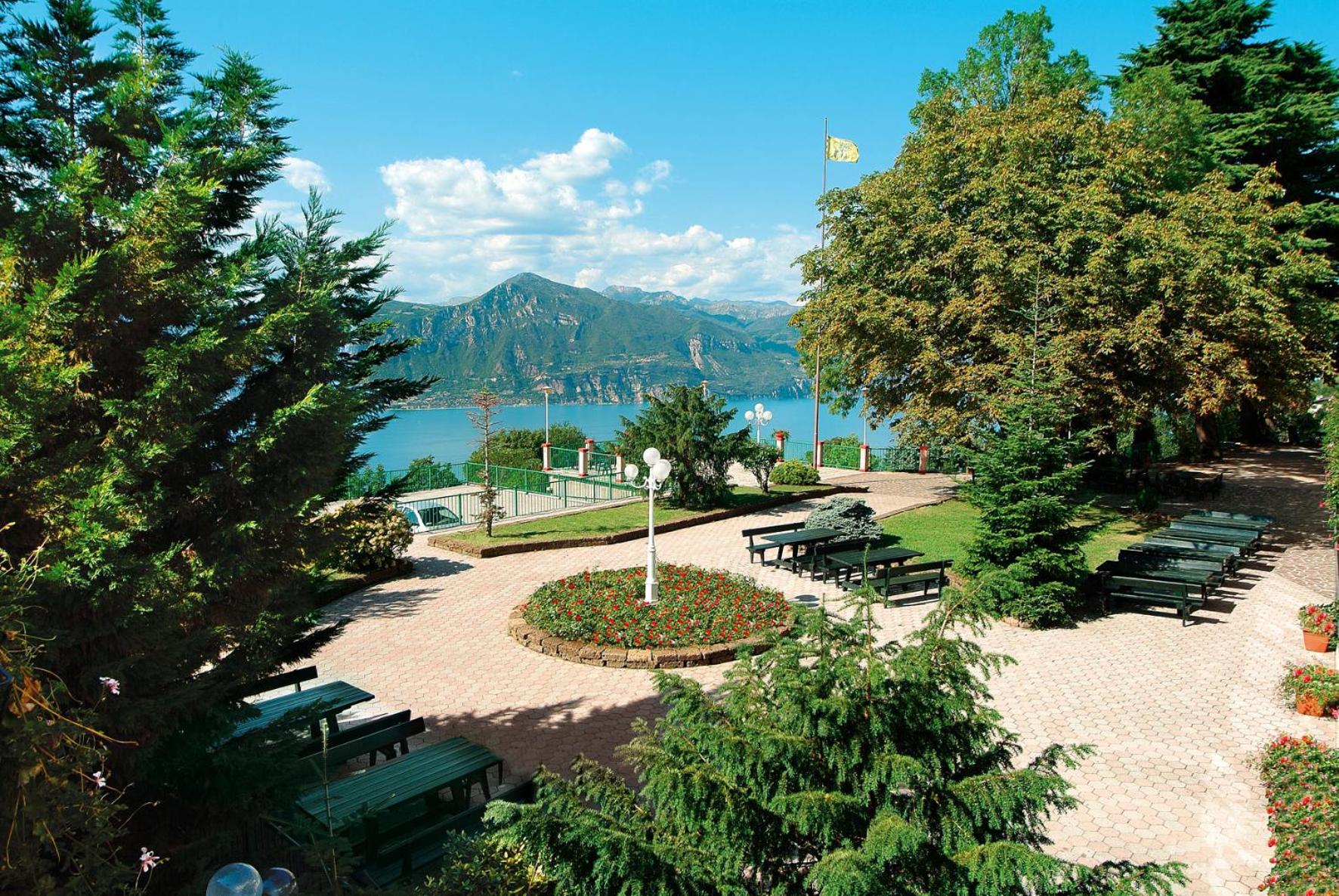 Double or Twin Room with Lake View - Photo 2