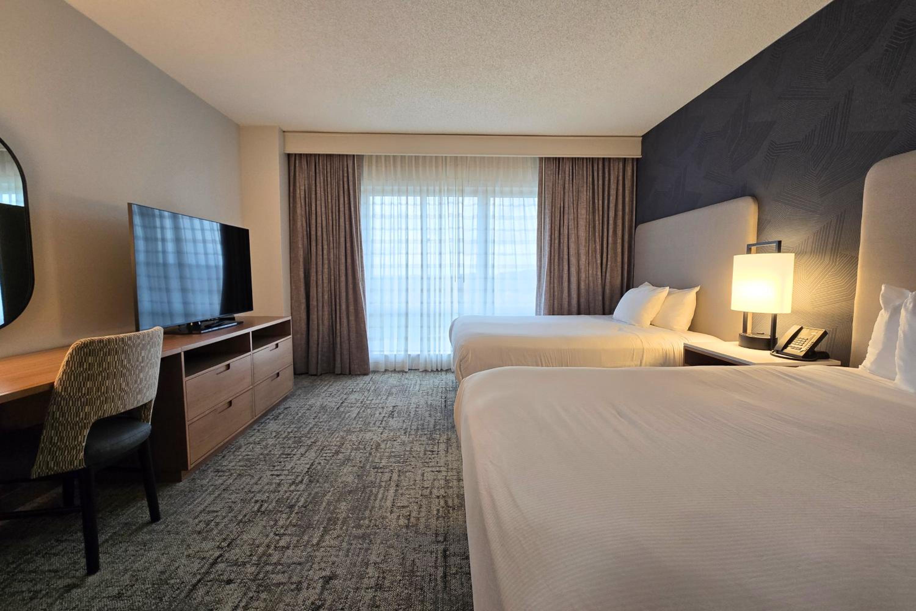 Two-Room Corner Premium Suite with Two Queen Beds - Non-Smoking - Photo 2