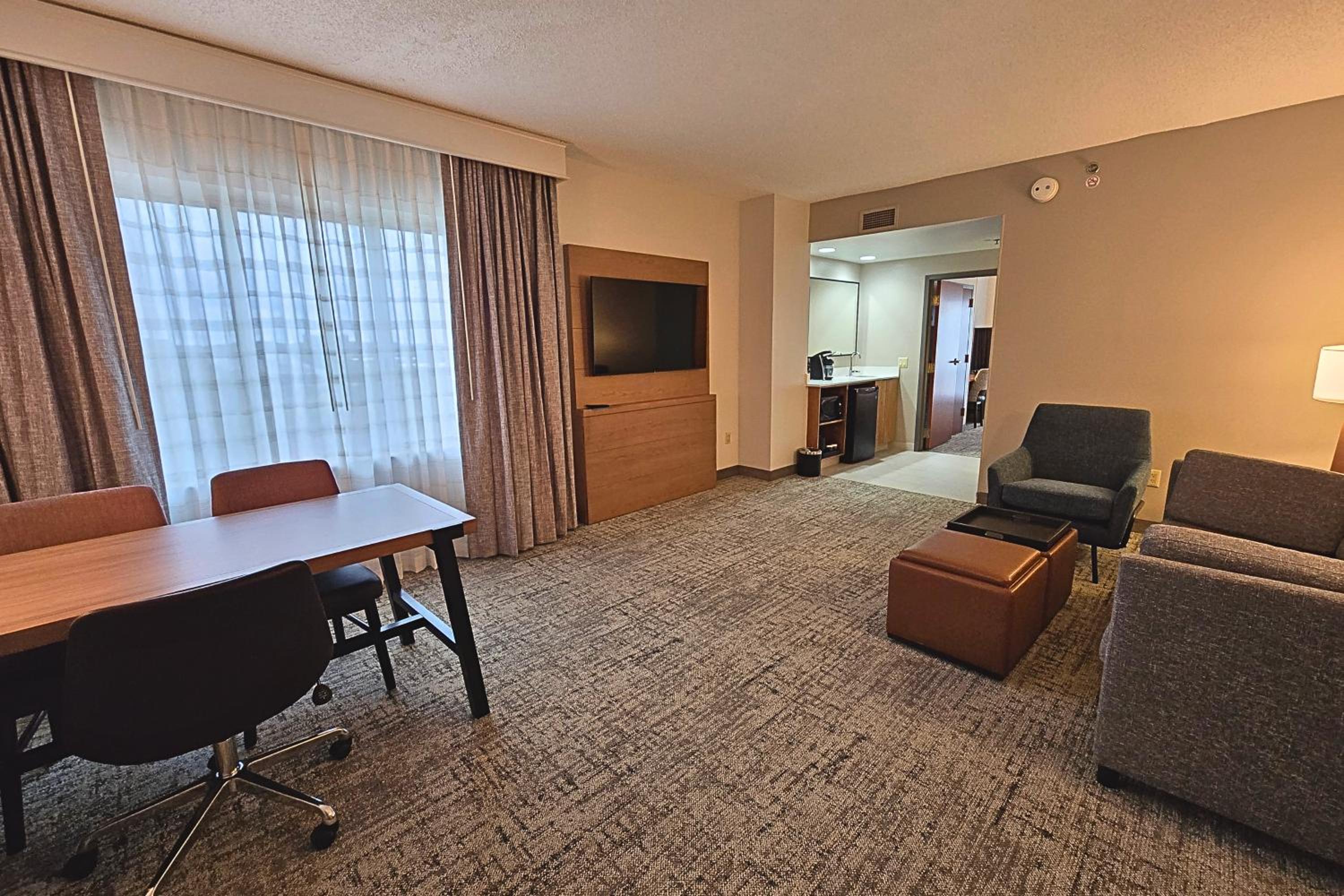 Two-Room Corner Premium Suite with Two Queen Beds - Non-Smoking - Photo 3