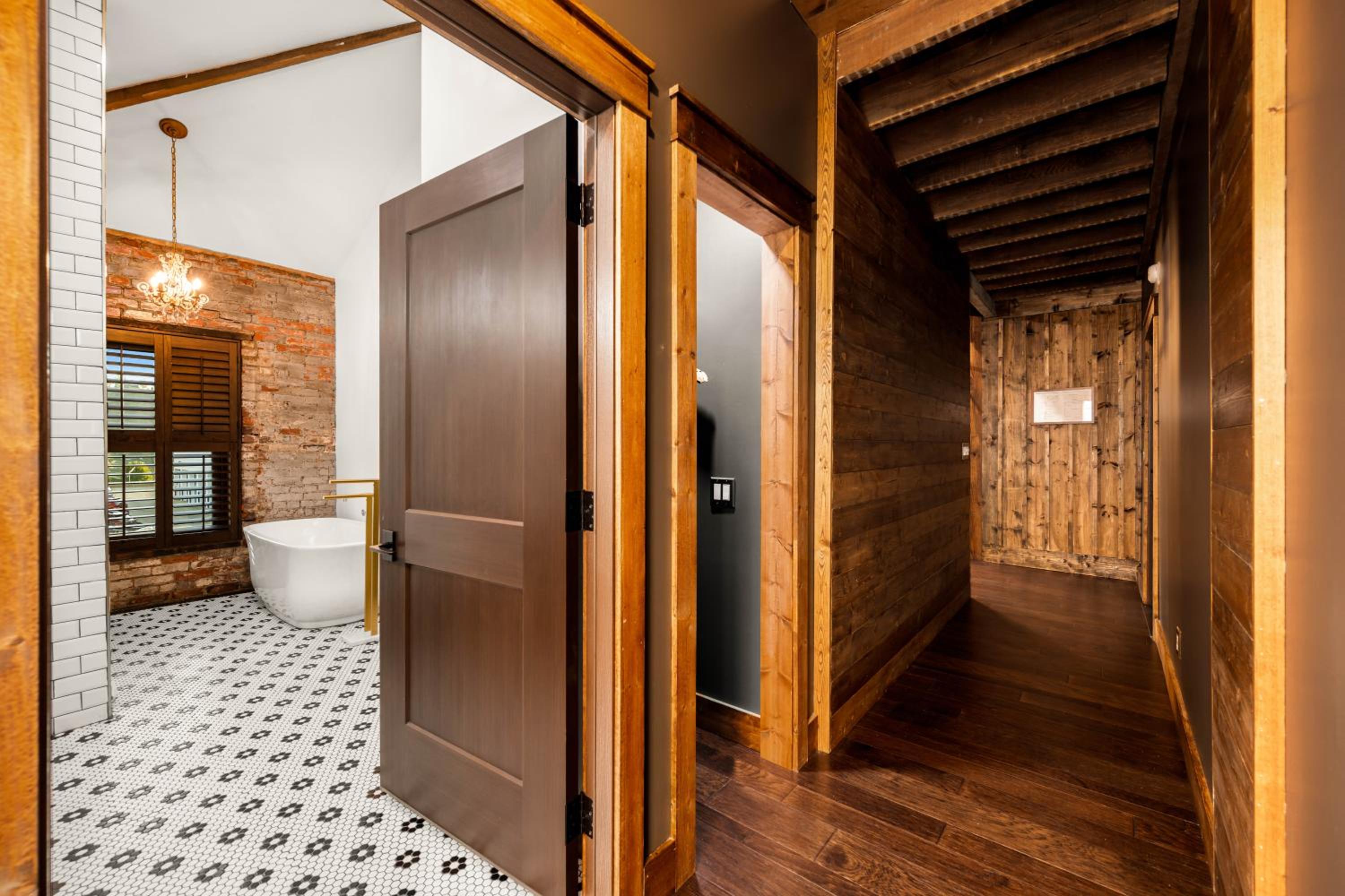 Deluxe King Suite
