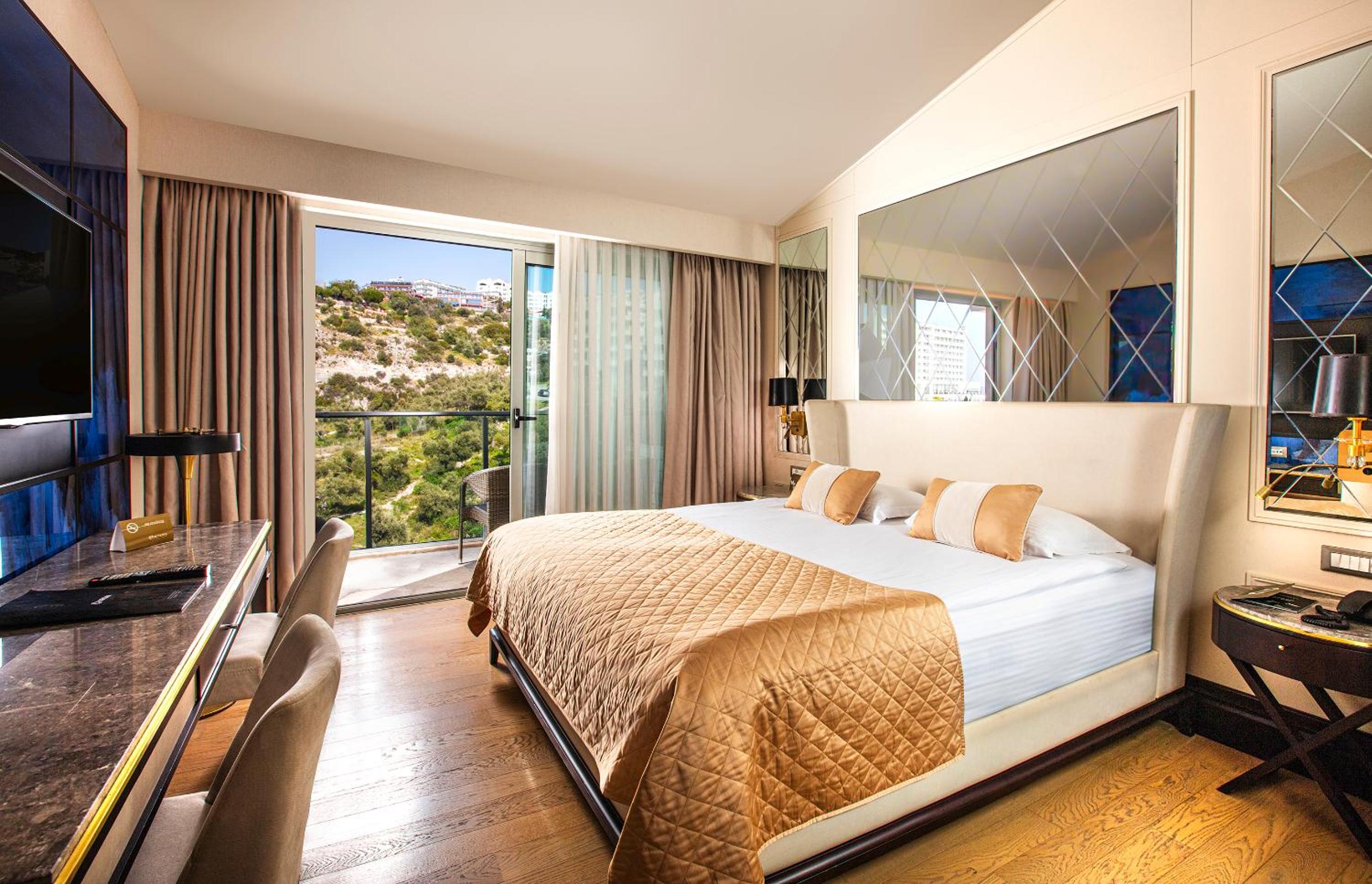 Double or Twin Room with Partial Sea View