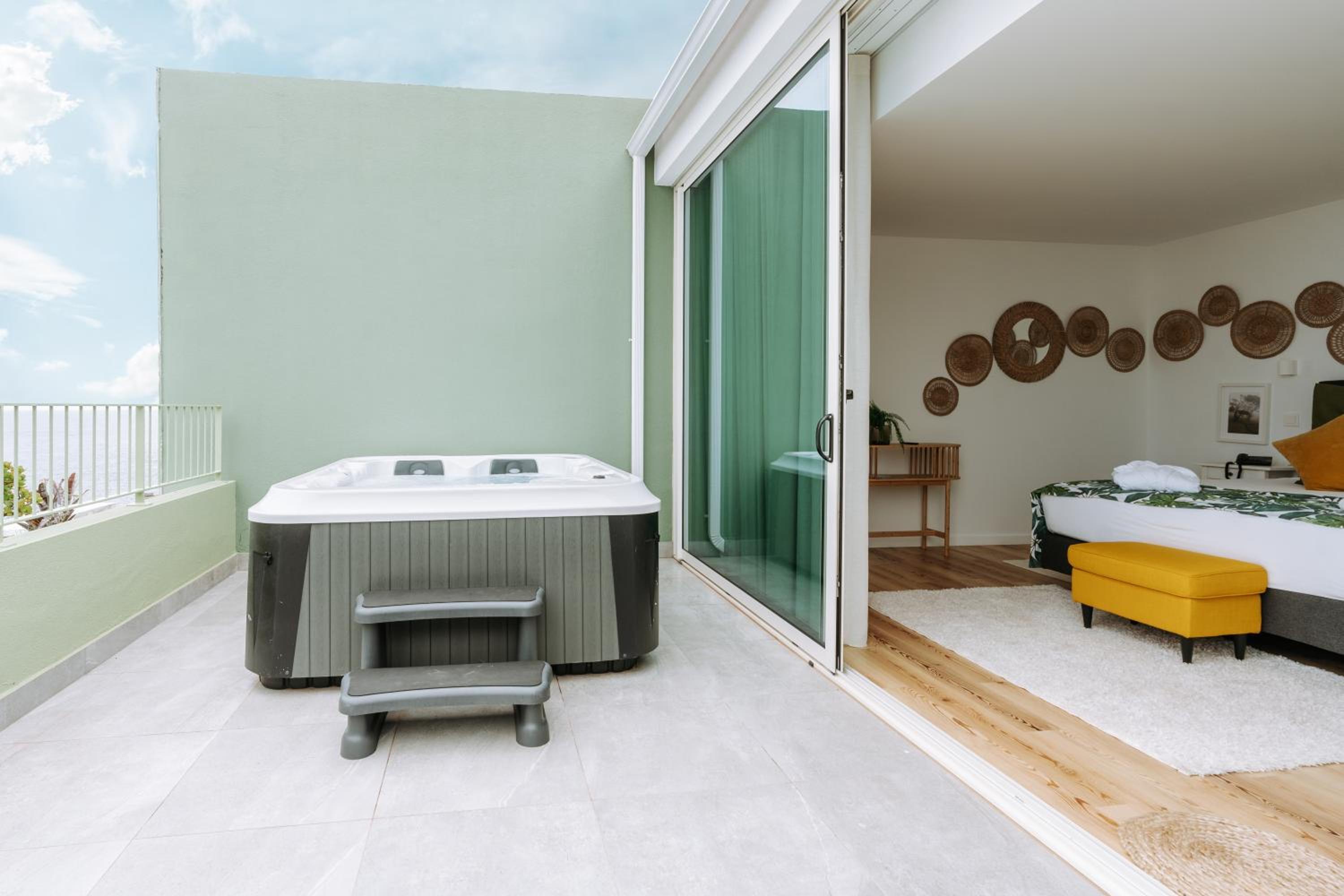 Deluxe Double Room with Balcony and Sea View - Photo 3