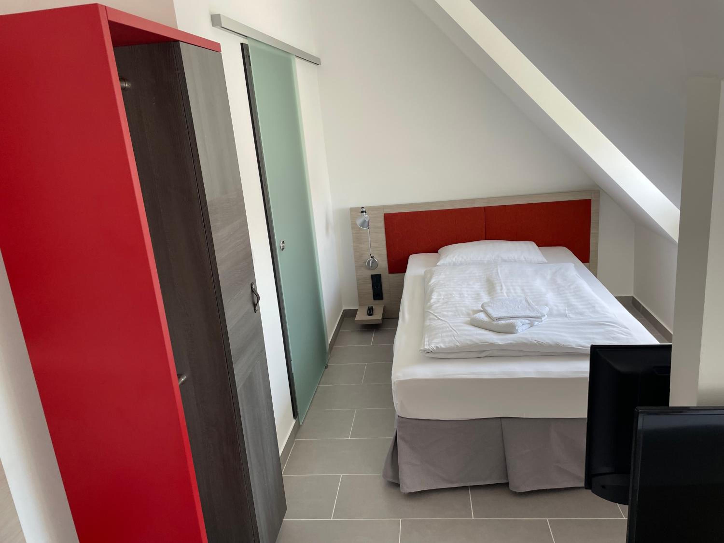 Single Room with Bathroom photo 2