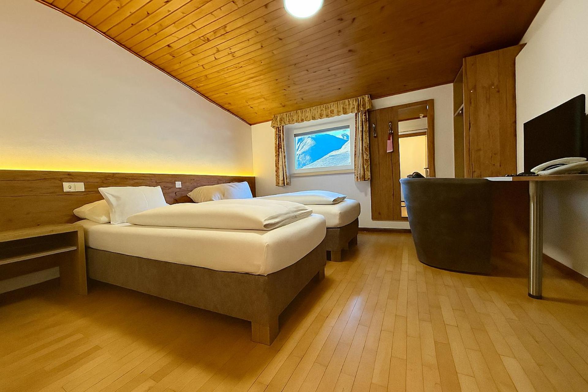Twin Room - Photo 3